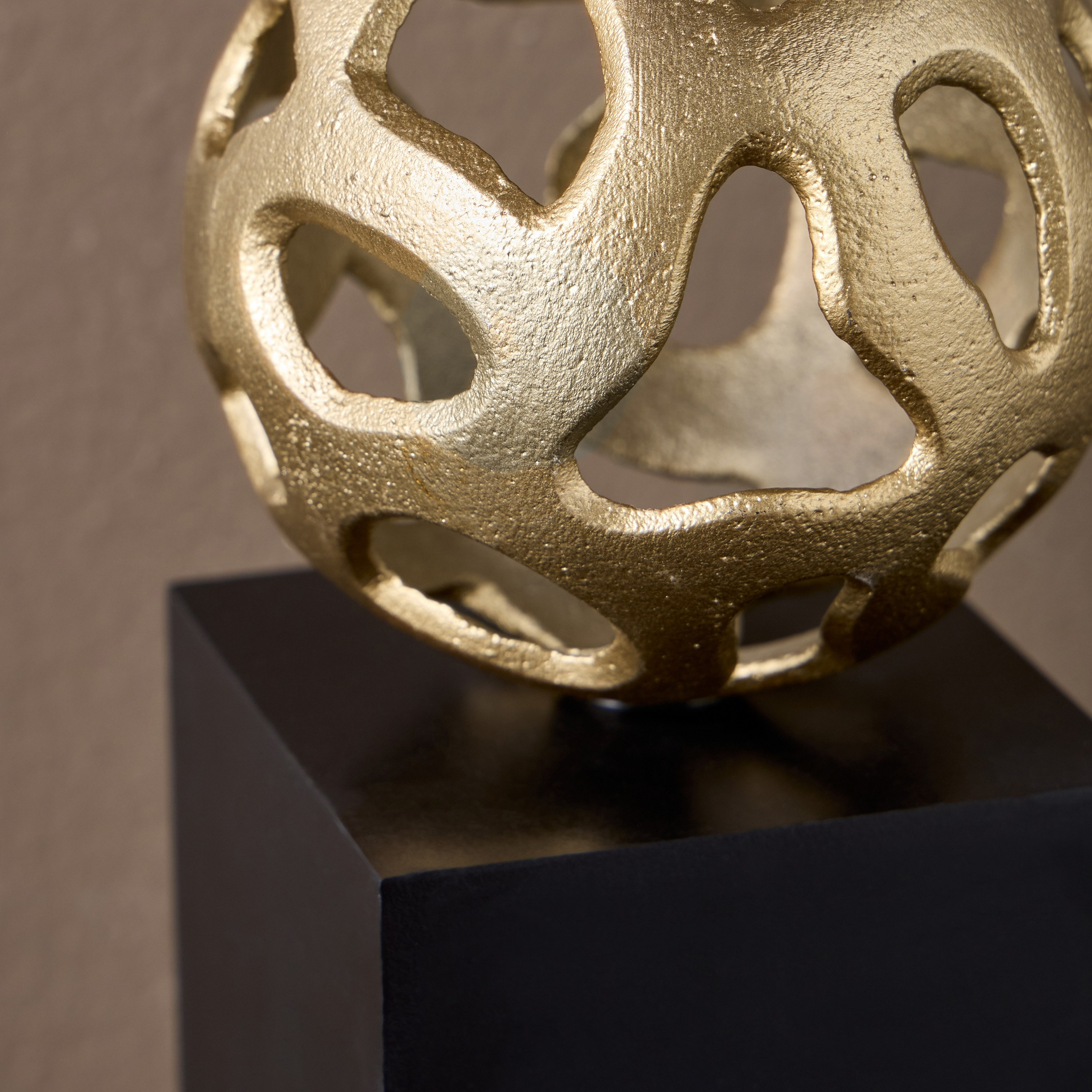 قطعة ديكور بتصميم كرة بقاعدة - أريكا-household-decor-decorativeobjectsandsculptures-image-2