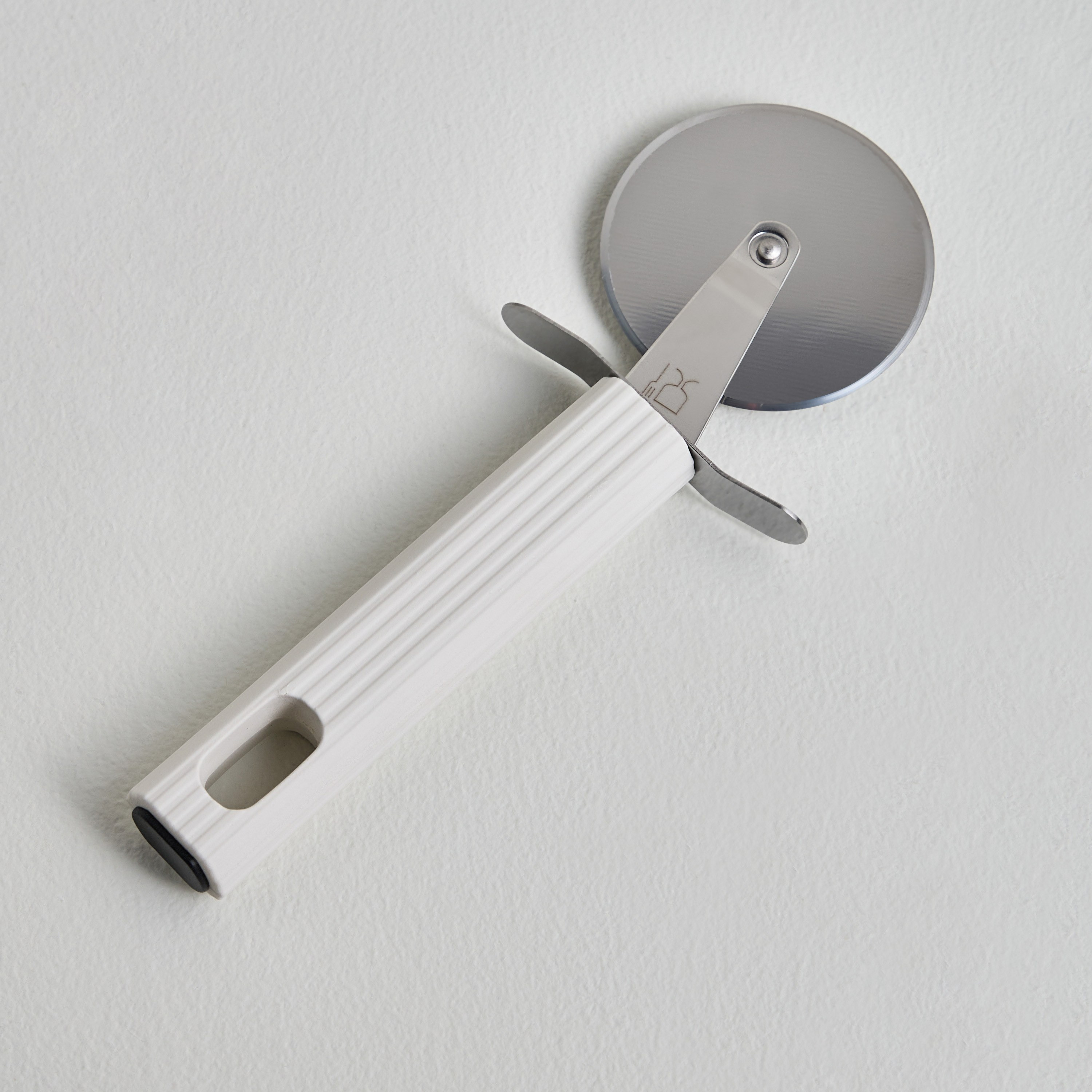 Fazzo Pizza Cutter-household-kitchen-kitchentoolsandutensils-cookingutensils-image-1