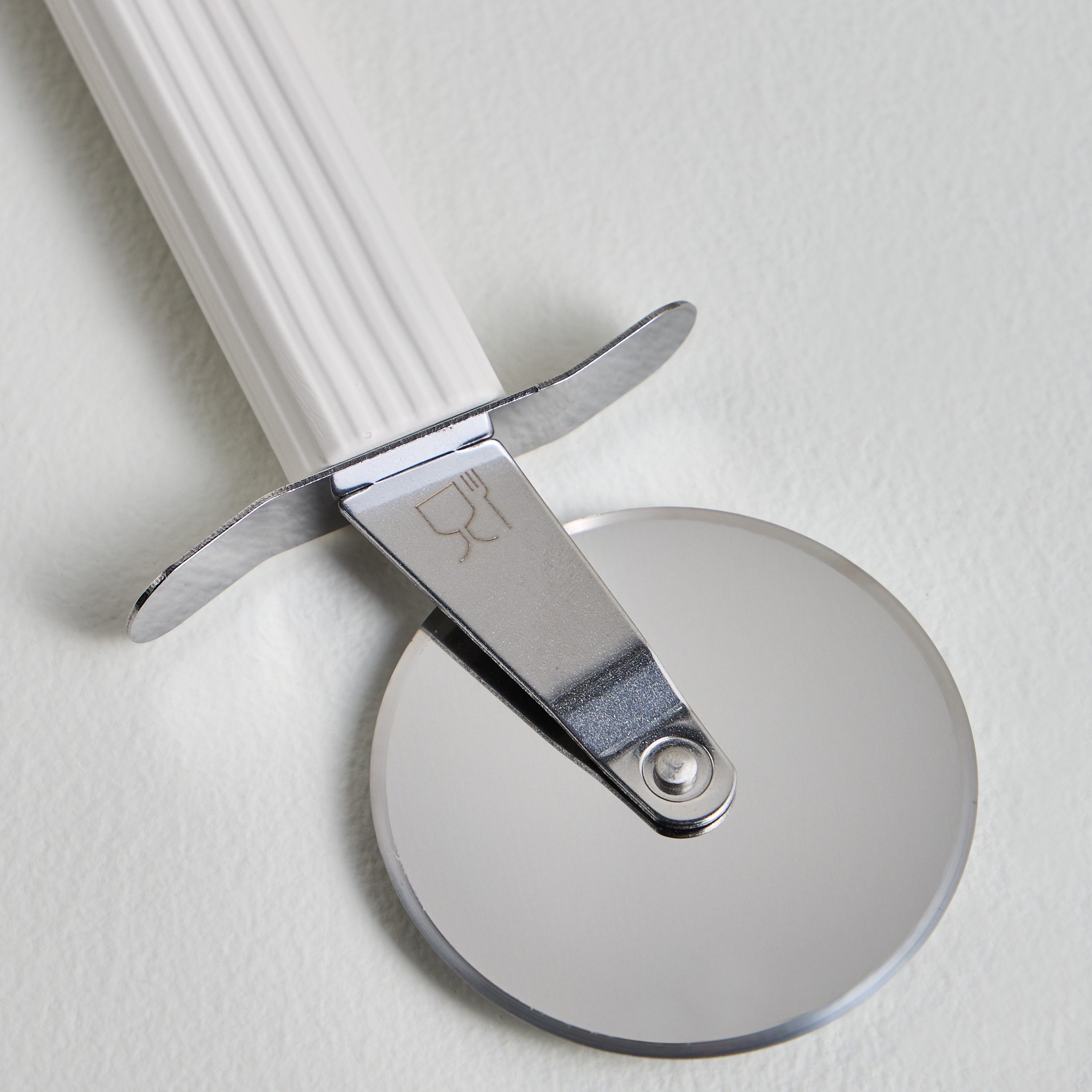 Fazzo Pizza Cutter-household-kitchen-kitchentoolsandutensils-cookingutensils-image-2