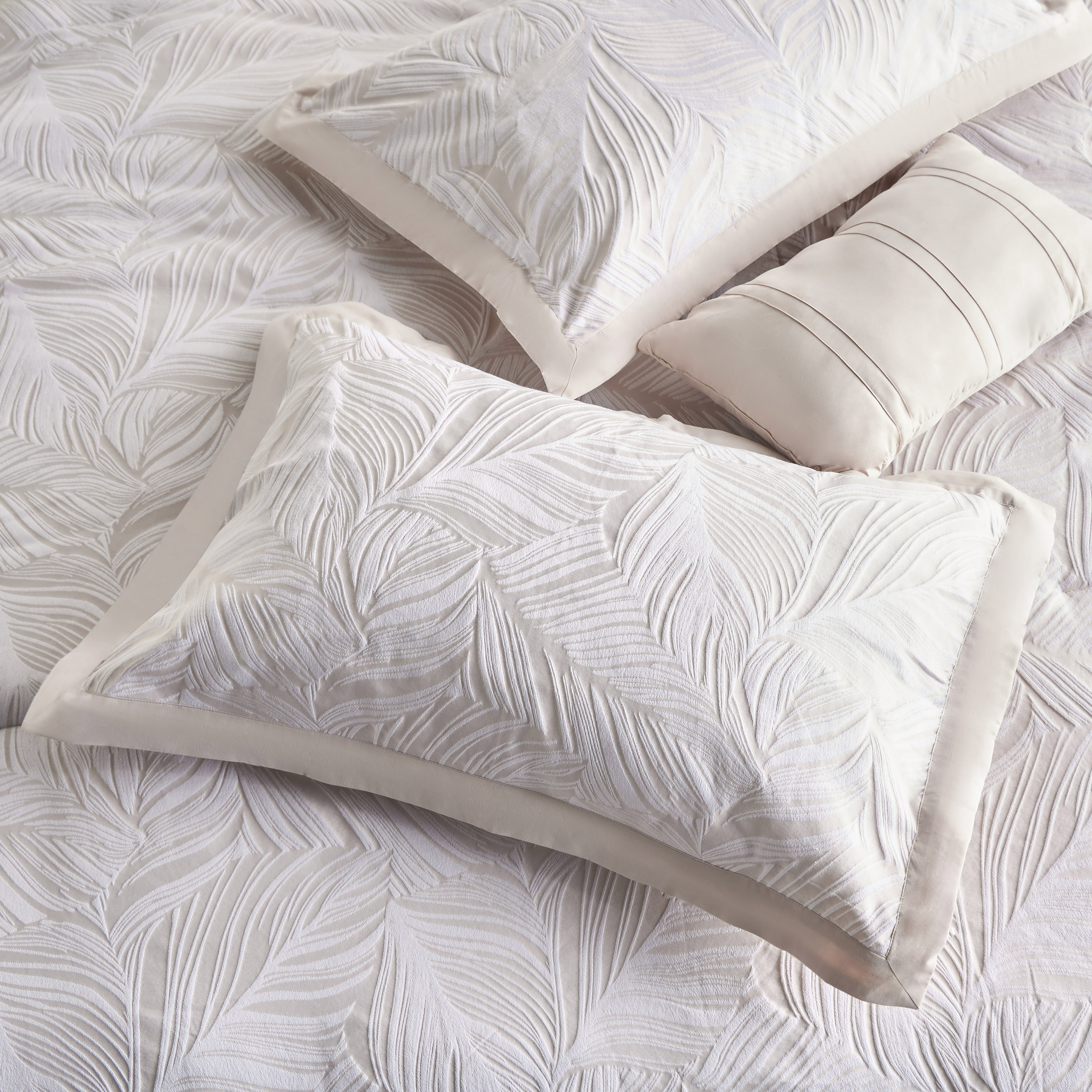 Felipe Jacquard 4-Piece Super King Comforter Set - 240x260 cm-household-bedding-comfortersandbedspreads-comforters-image-4