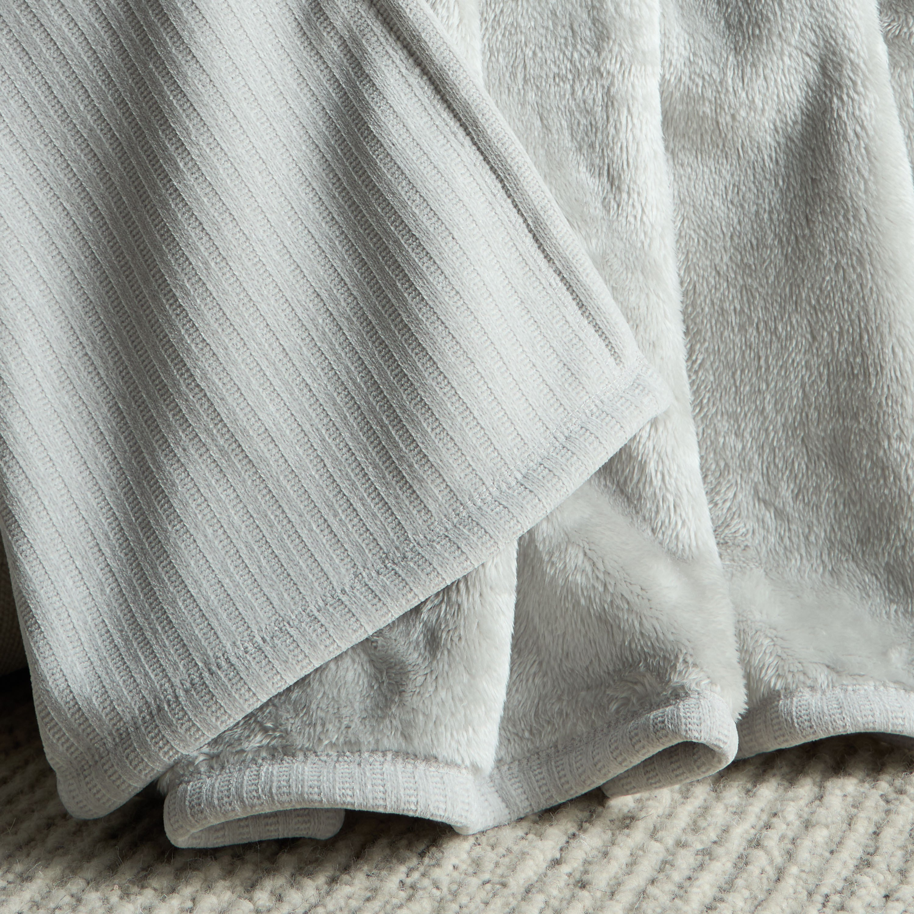 Kairi Chenille Queen Blanket - 200x240 cm-household-cushionsandthrows-throwsandblankets-blankets-image-3