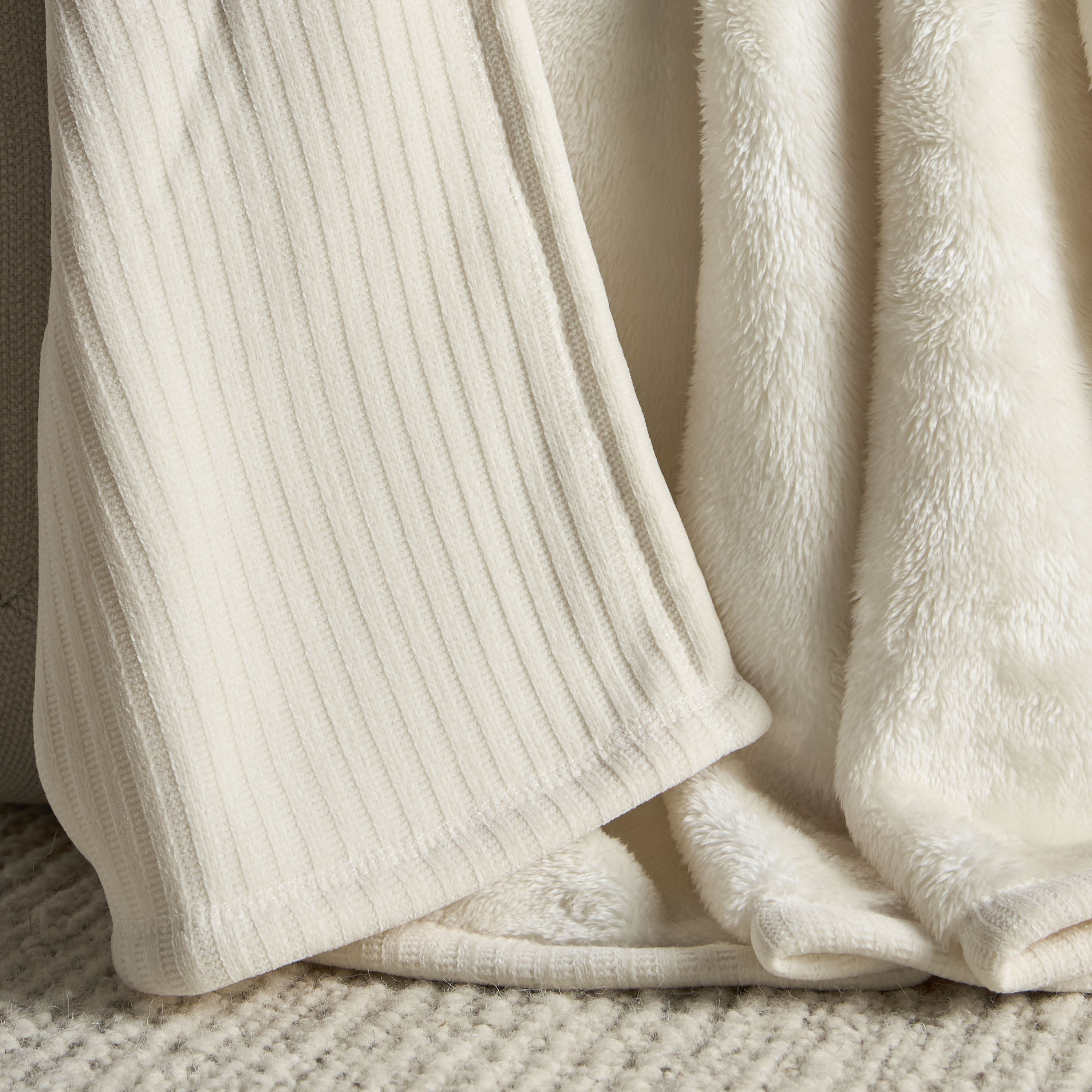 Kairi Chenille Queen Blanket - 200x240 cm-household-cushionsandthrows-throwsandblankets-blankets-image-3
