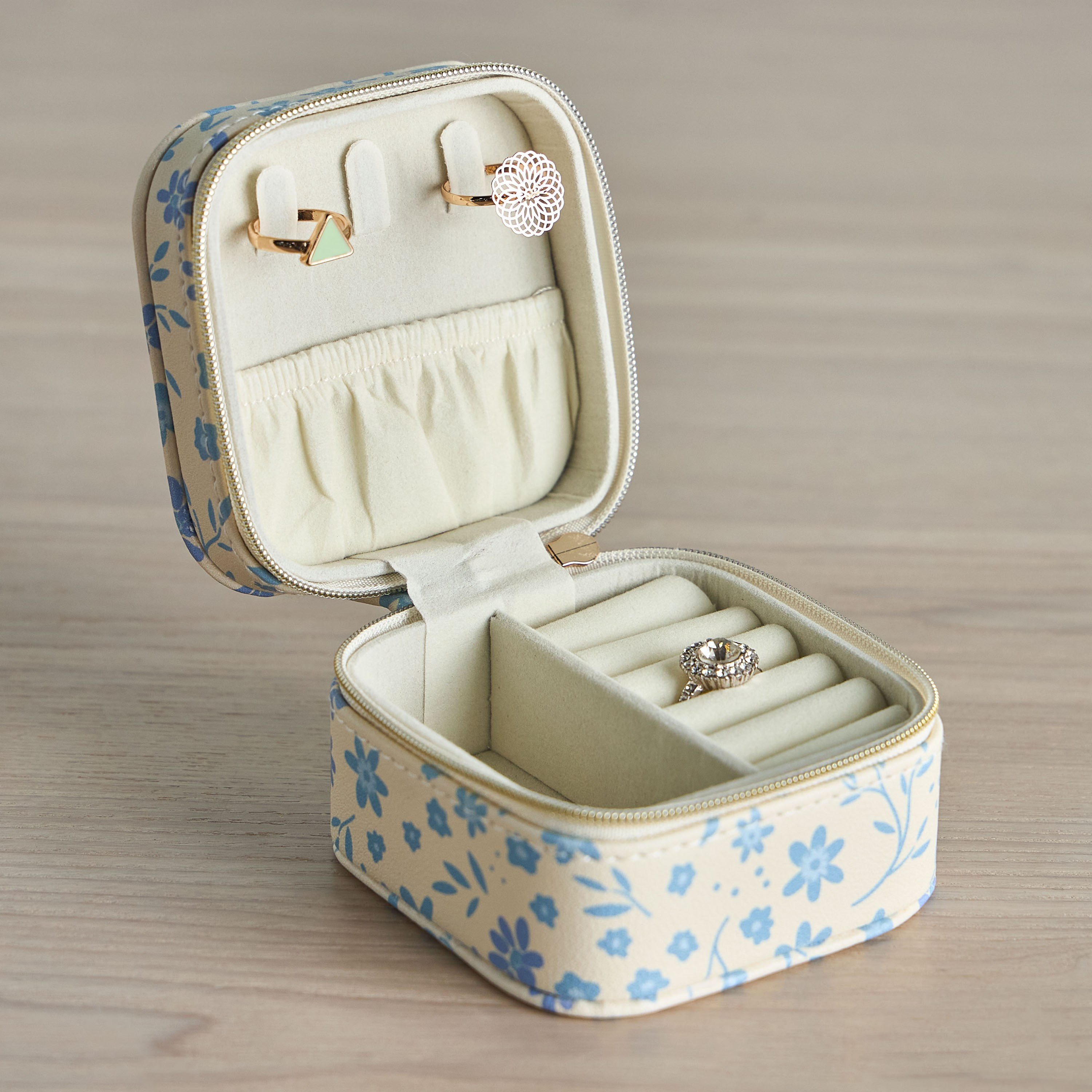 Wynter Travel Jewellery Organizer-household-storage-jewelleryorganizing-jewelleryboxesandstands-image-2