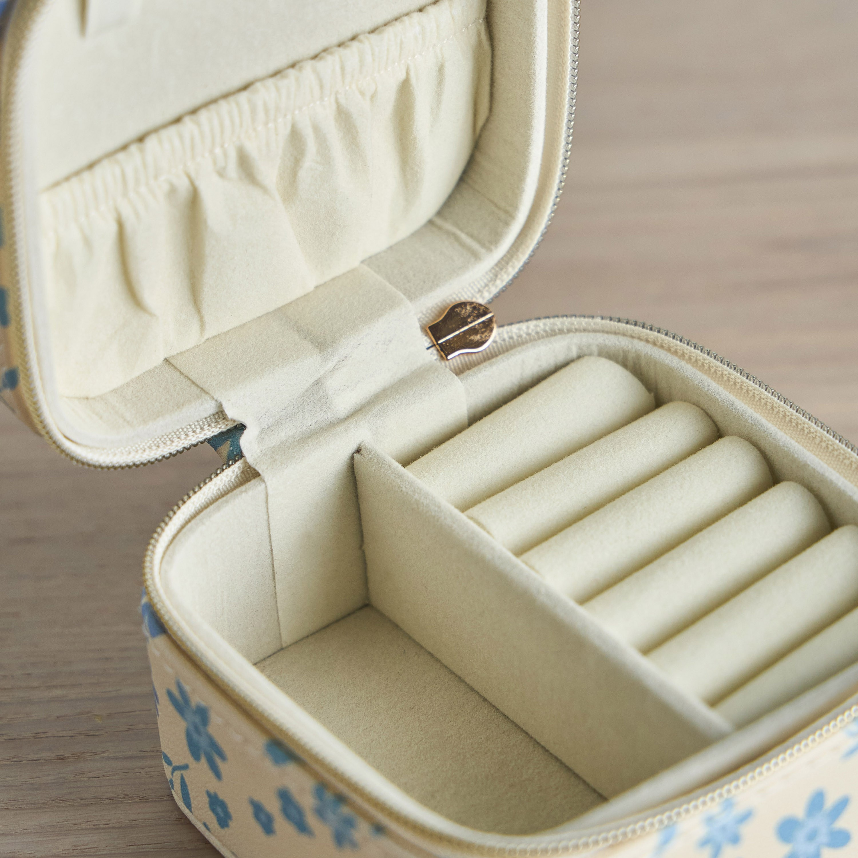 Wynter Travel Jewellery Organizer-household-storage-jewelleryorganizing-jewelleryboxesandstands-image-3