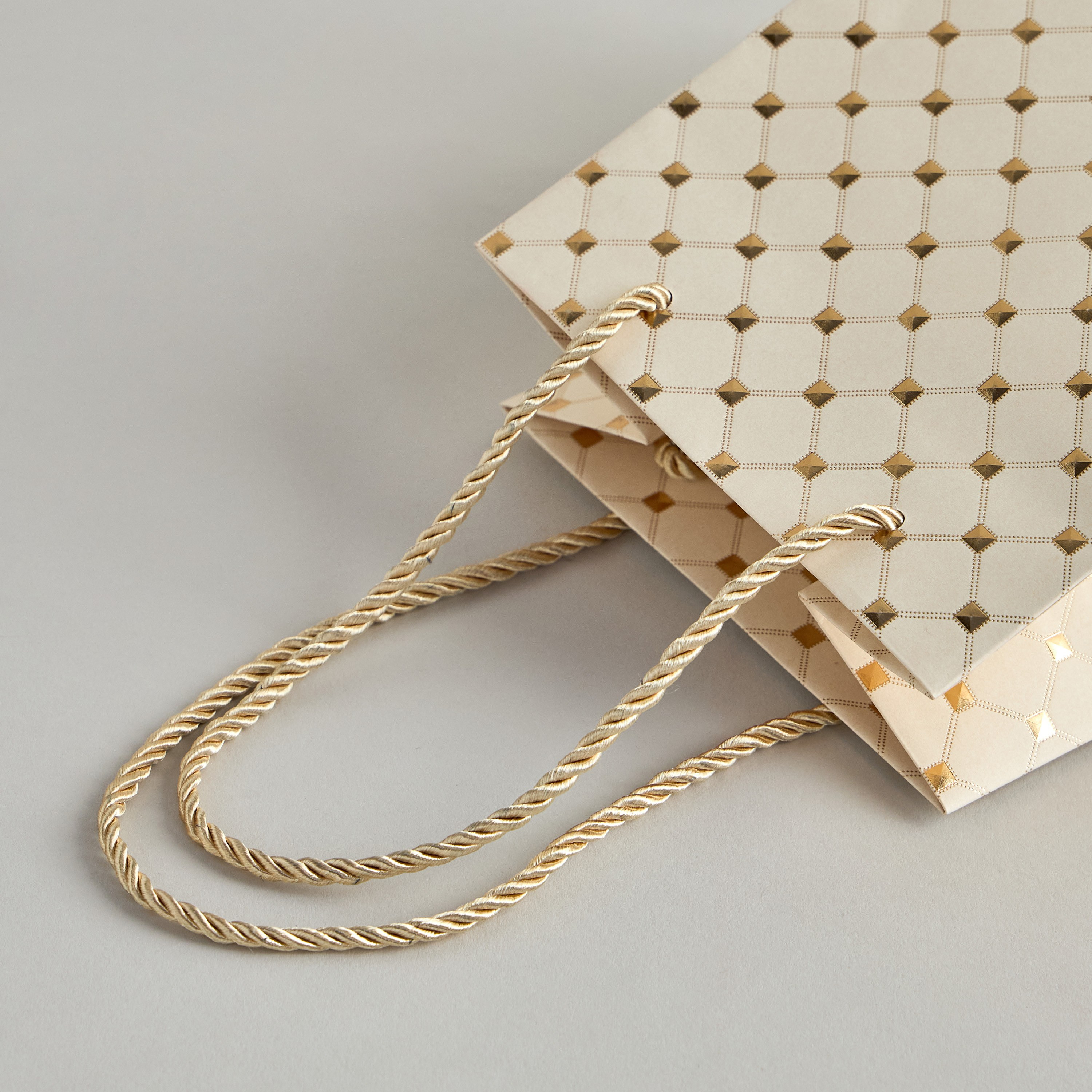 شنطة هدايا ورقية - مالوري - 16x12x20 سم-household-giftingaccessories-accessories-image-2