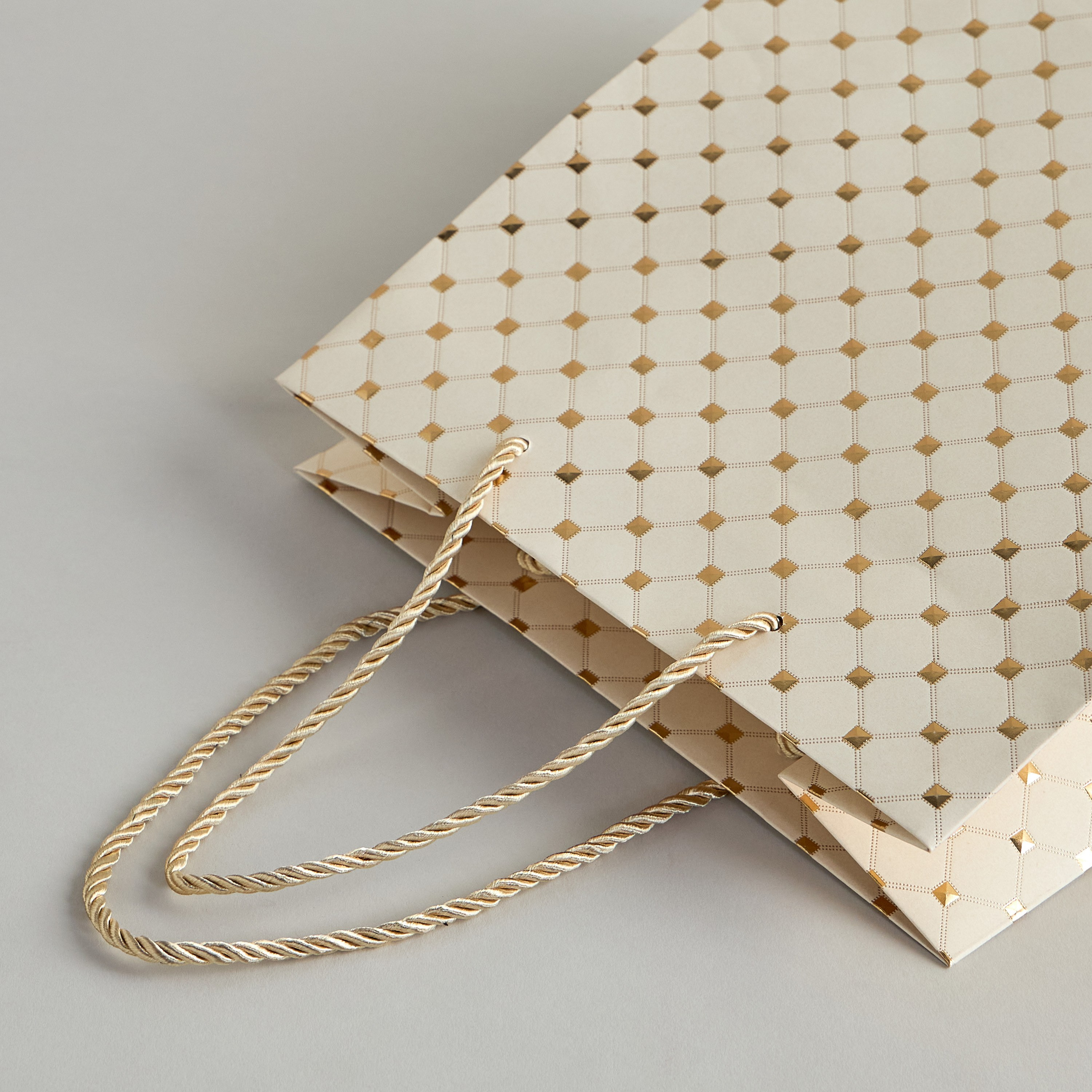 شنطة هدايا ورق - مالوري -  25x13x30 سم-household-giftingaccessories-accessories-image-2