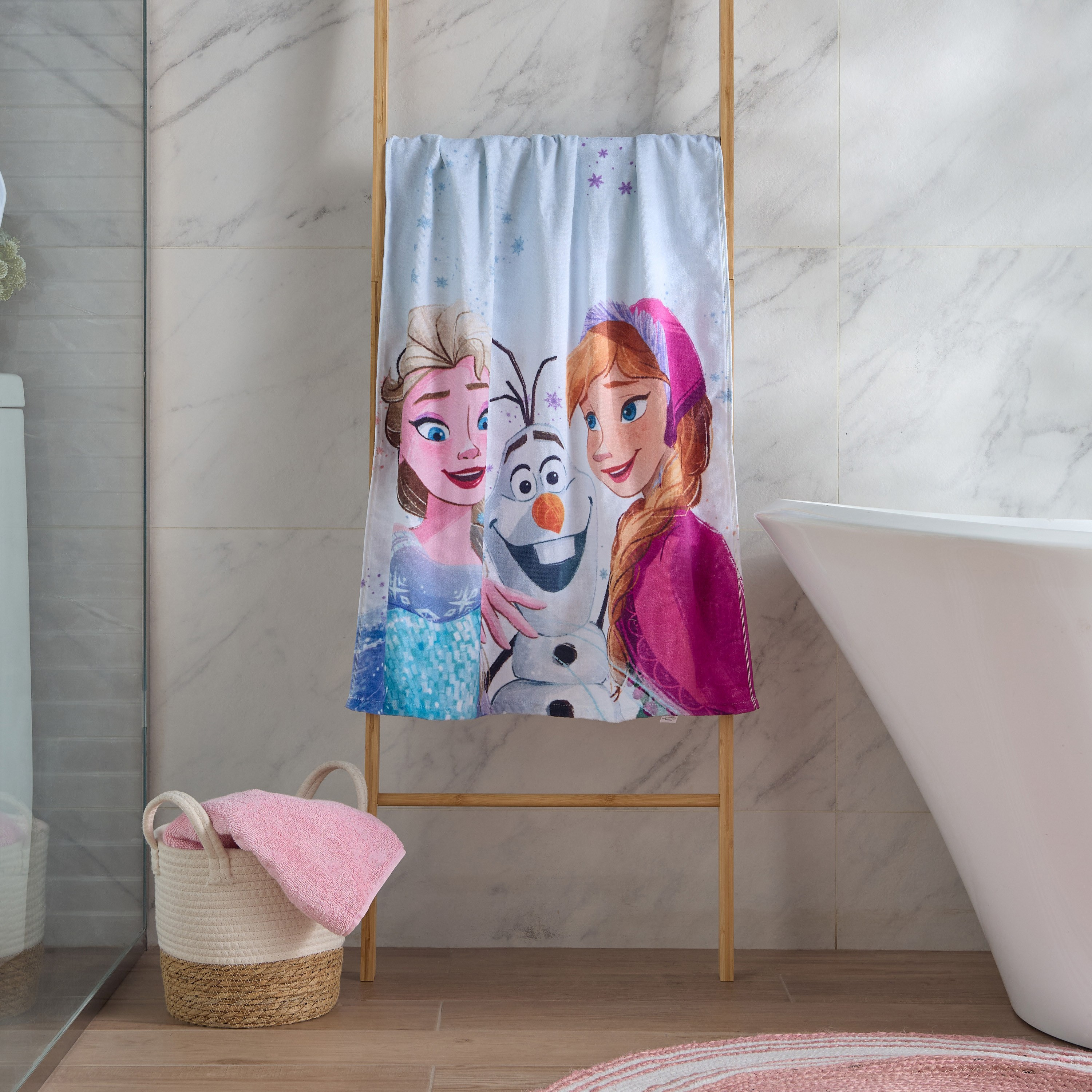 منشفة حمام قطن بتصميم فروزن - ديزني - 70x140 سم-babyandkids-bathandstorage-bath-towels-image-3