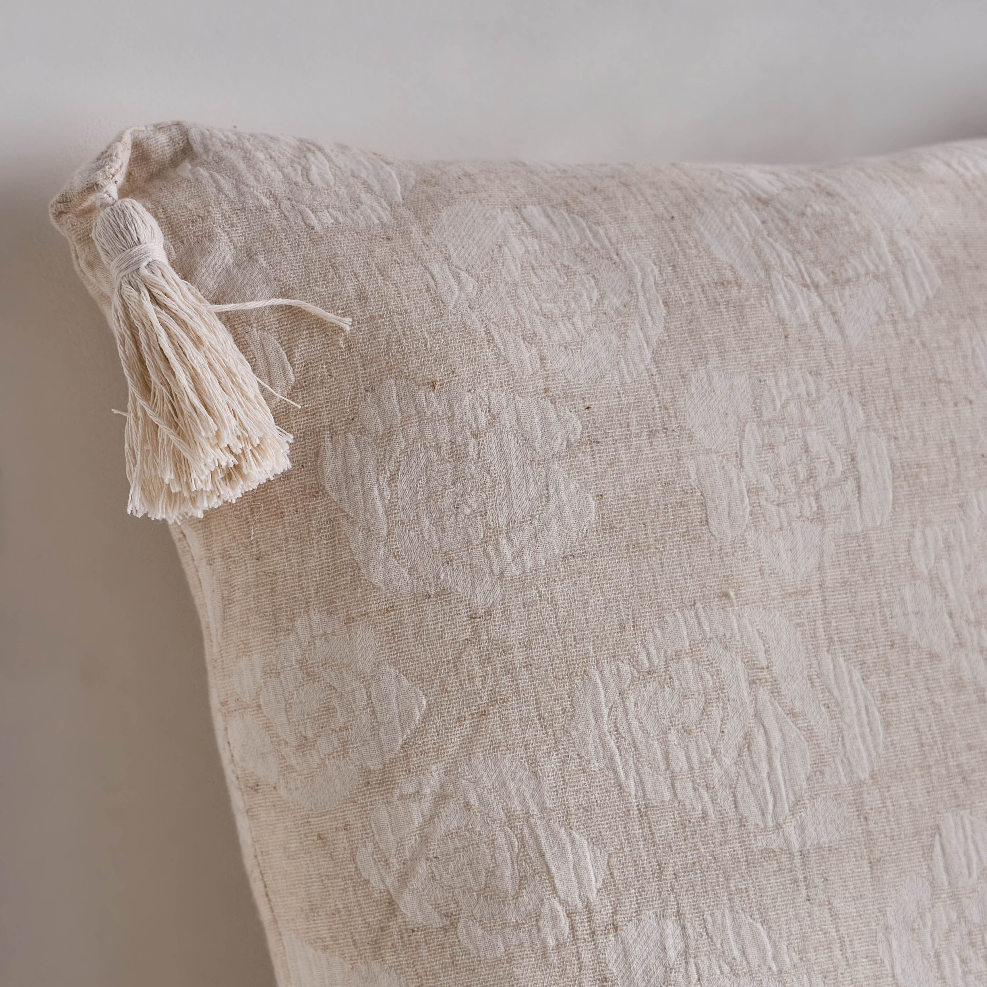 غطاء وسادة جاكار بشُرّابات - إميل - 50x50 سم-household-cushionsandthrows-cushioncovers-image-2