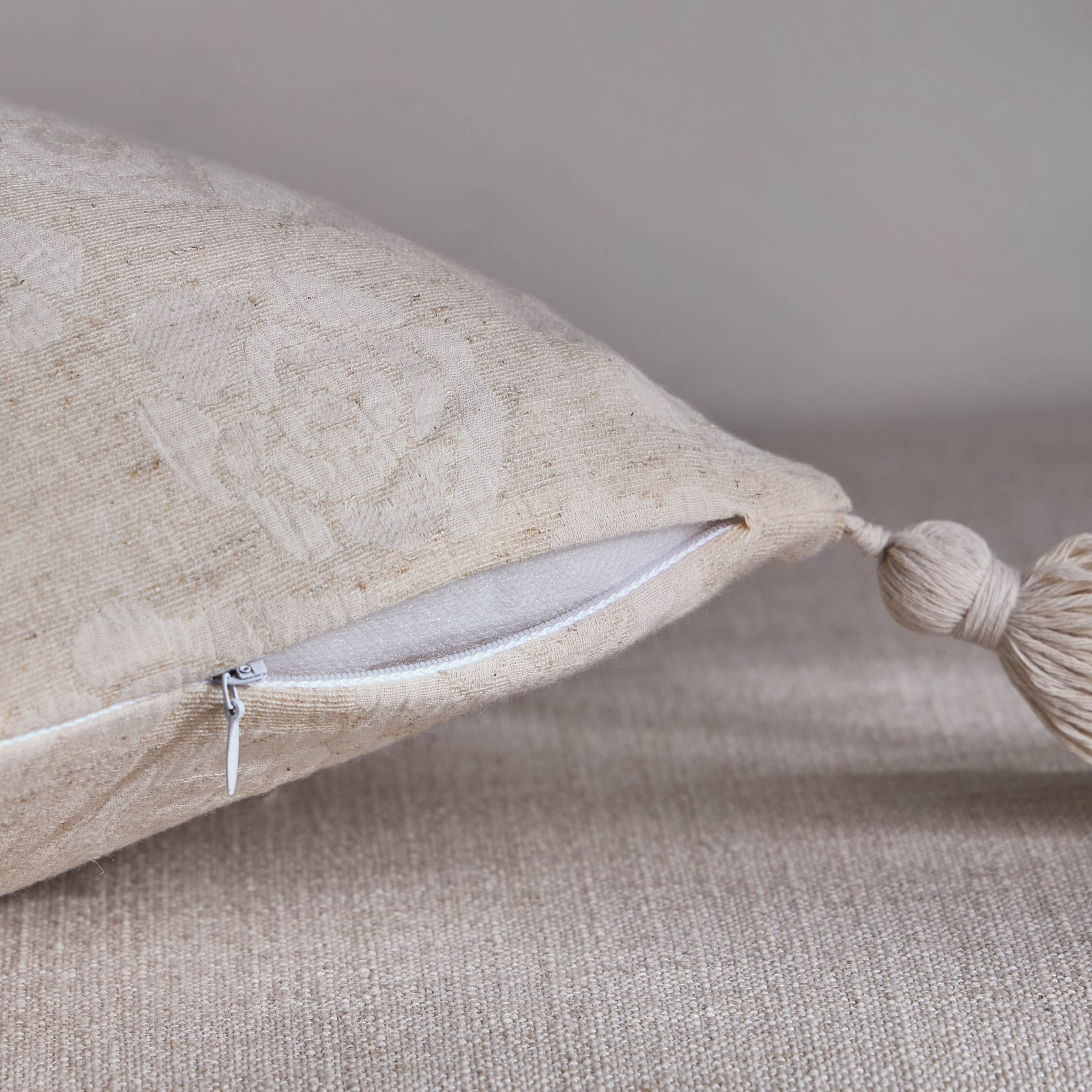 غطاء وسادة جاكار بشُرّابات - إميل - 50x50 سم-household-cushionsandthrows-cushioncovers-image-3