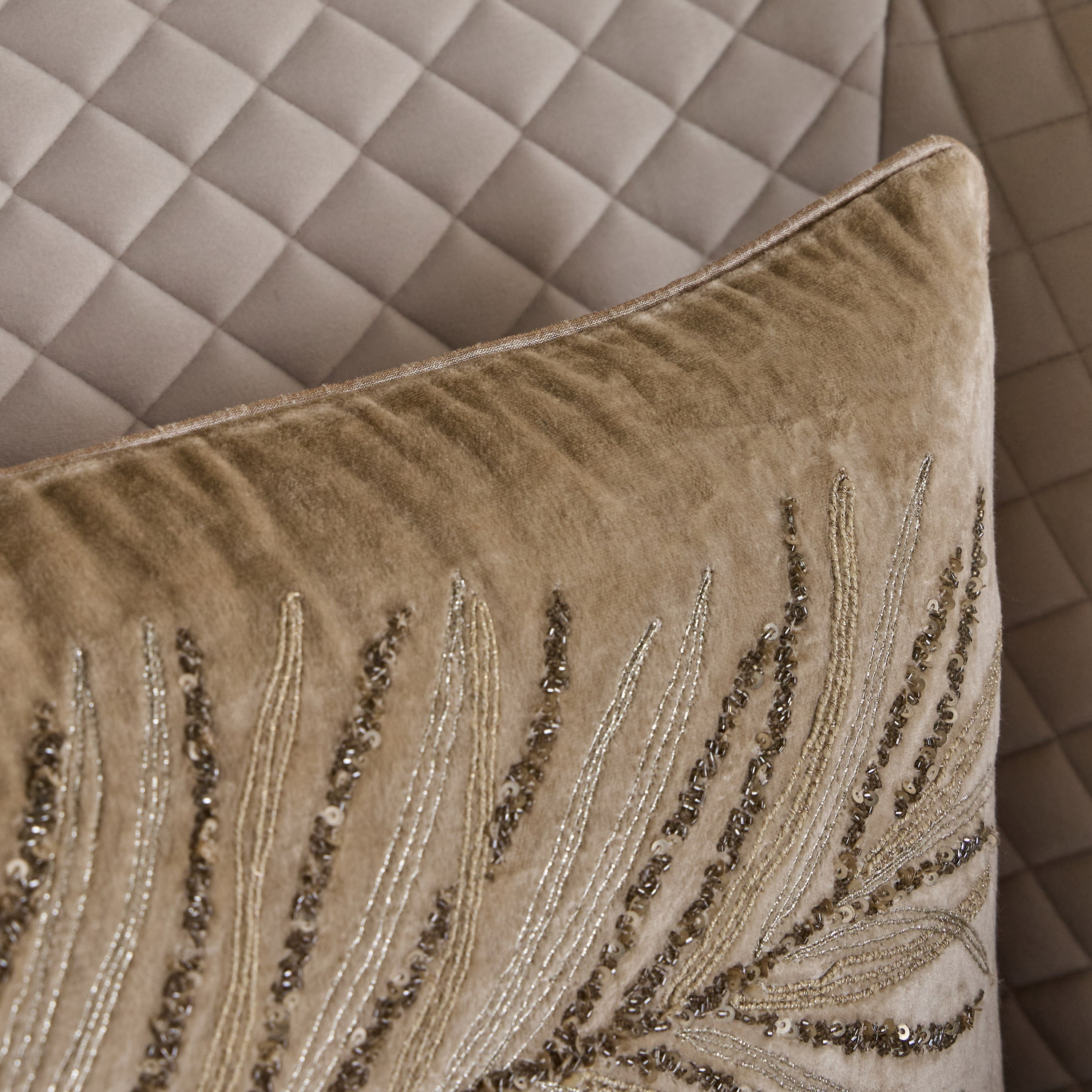 وسادة محشوة مزينة بالخرز بتصميم ورق شجر - تامارا - 30x50-household-cushionsandthrows-filledcushions-decorativecushions-image-2