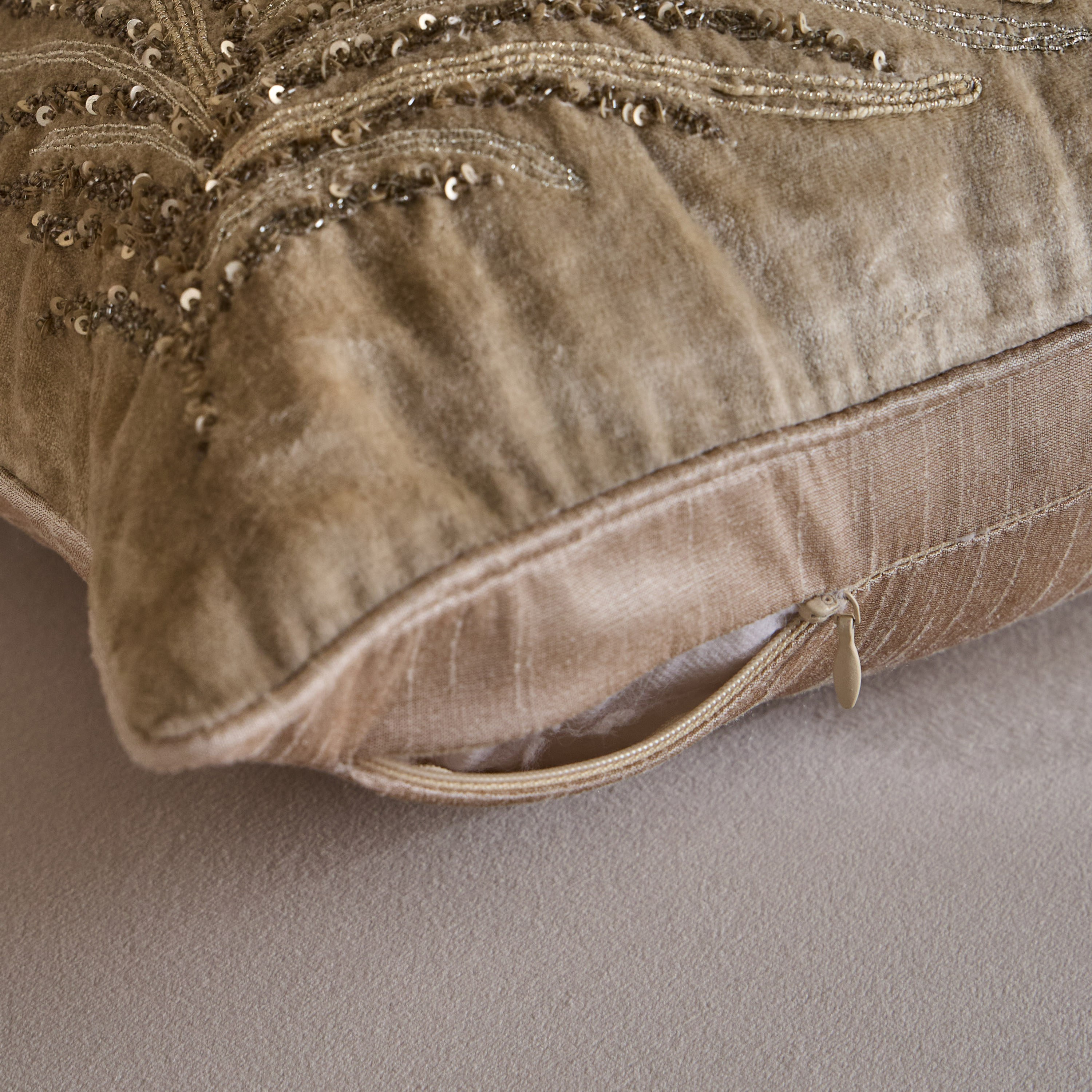 وسادة محشوة مزينة بالخرز بتصميم ورق شجر - تامارا - 30x50-household-cushionsandthrows-filledcushions-decorativecushions-image-3