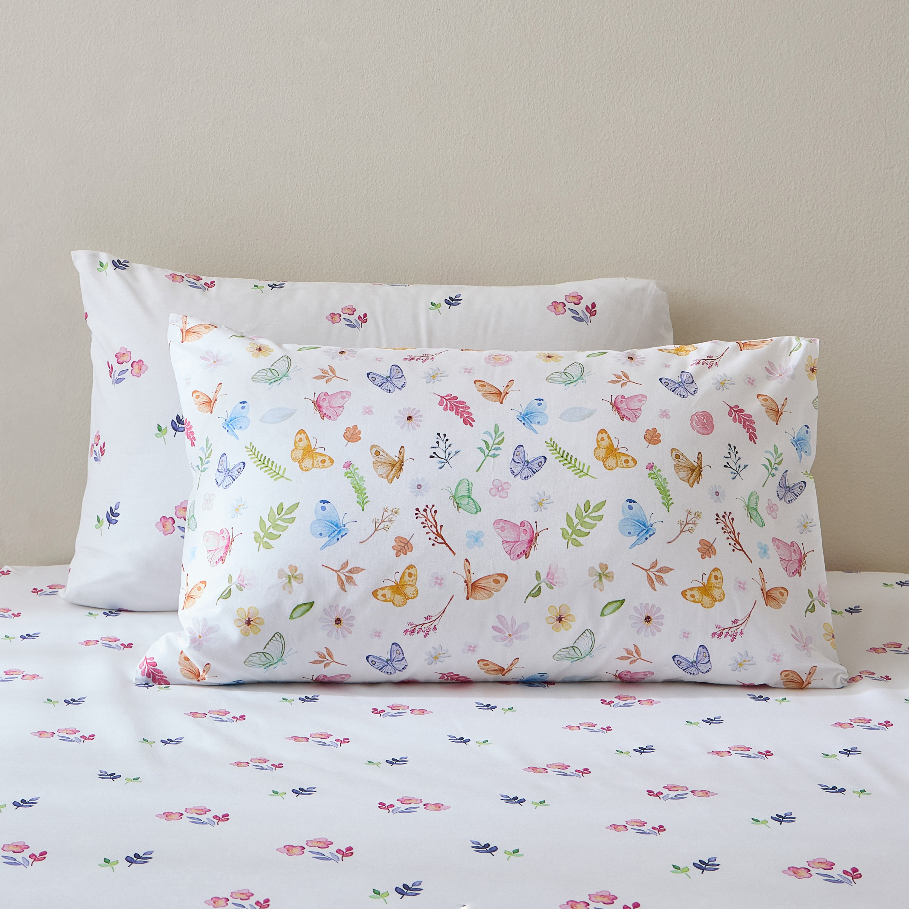 طقم شرشف مطاطي قطن بطبعات أزهار وفراشات قطعتين 144 خيط - 120x200 سم-babyandkids-beddingandwindows-bedding-fittedandflatsheets-image-1