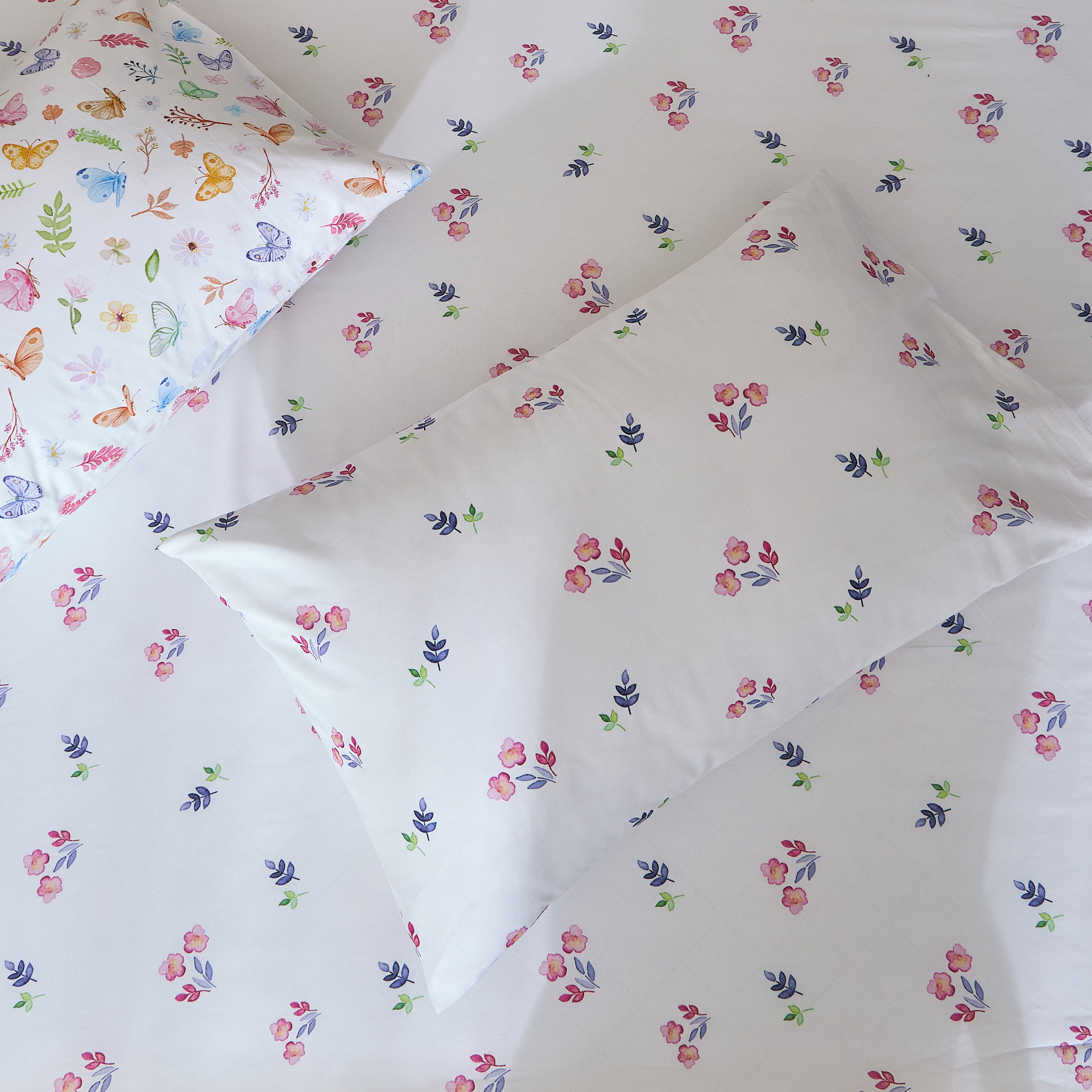طقم شرشف مطاطي قطن بطبعات أزهار وفراشات قطعتين 144 خيط - 120x200 سم-babyandkids-beddingandwindows-bedding-fittedandflatsheets-image-2