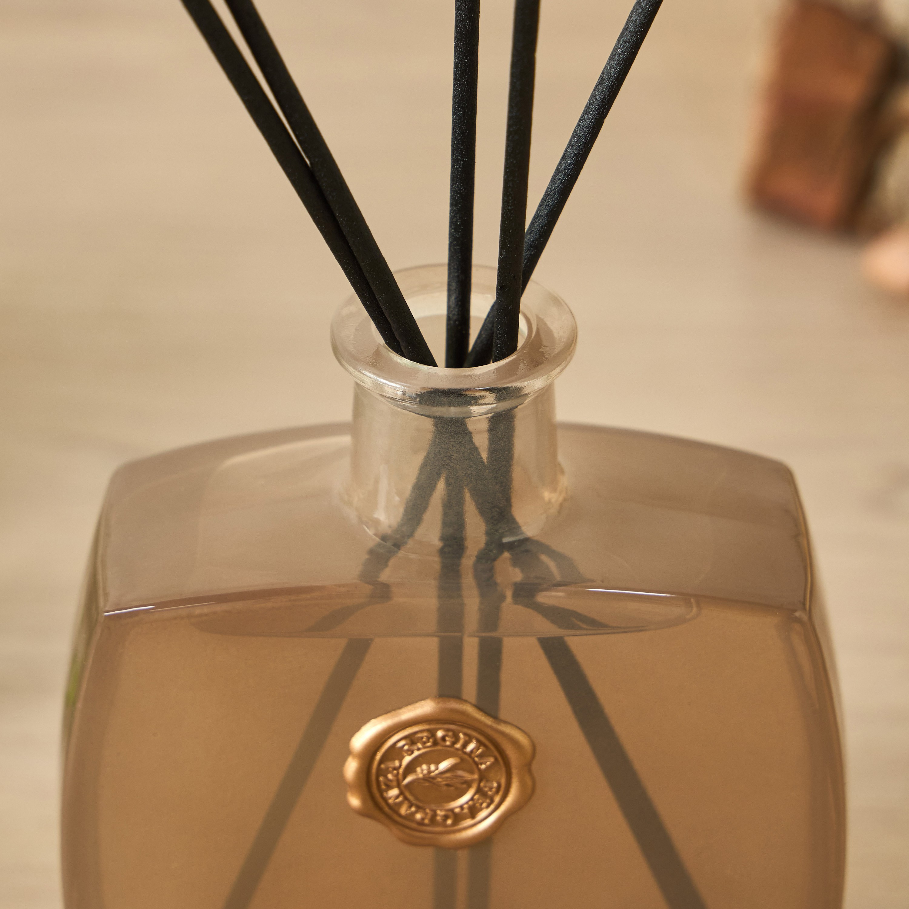 Regent Mahogany Teakwood Reed Diffuser - 200 ml-household-homefragrance-reeddiffusers-image-3