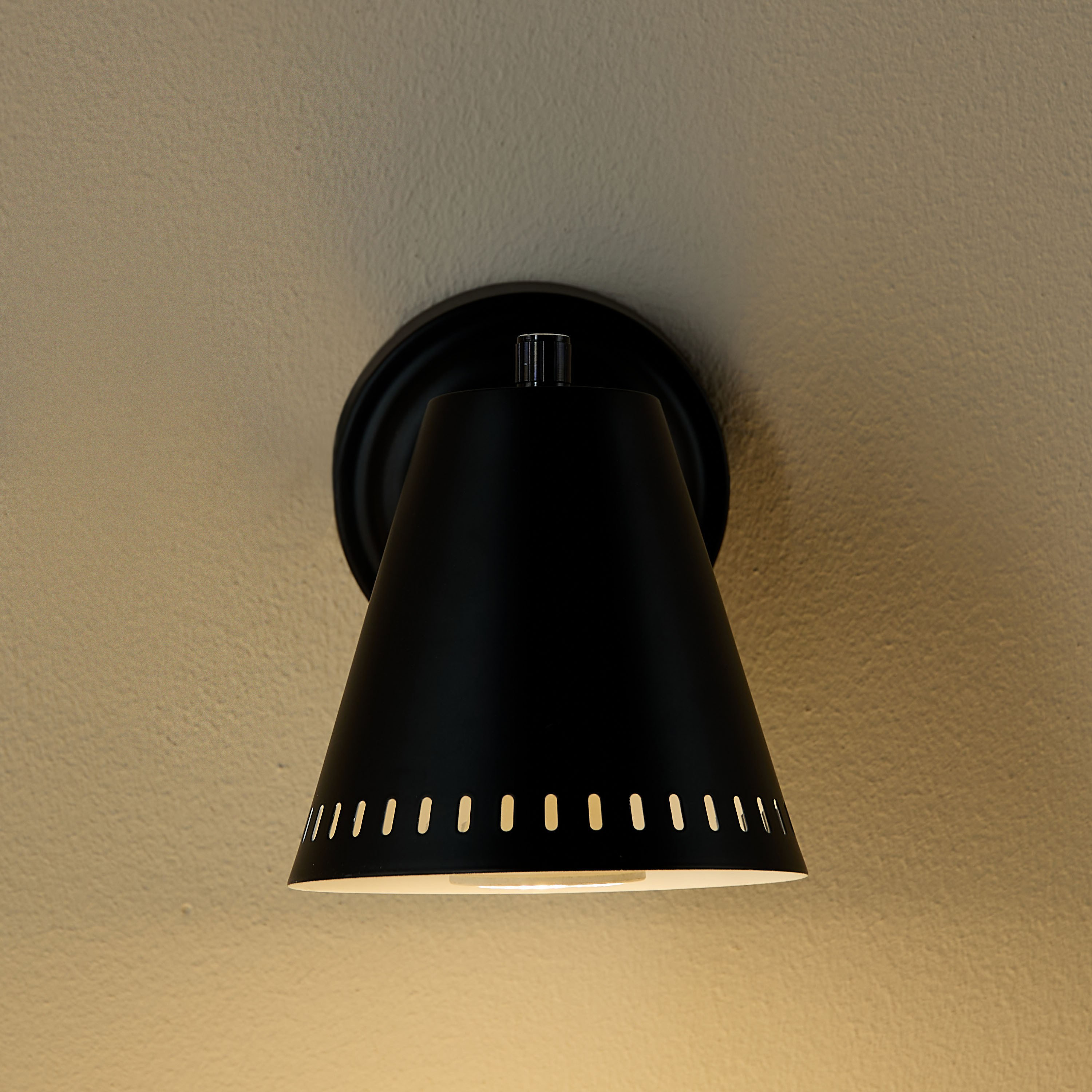 Sheno Metal Wall Lamp-household-lighting-walllamps-image-3