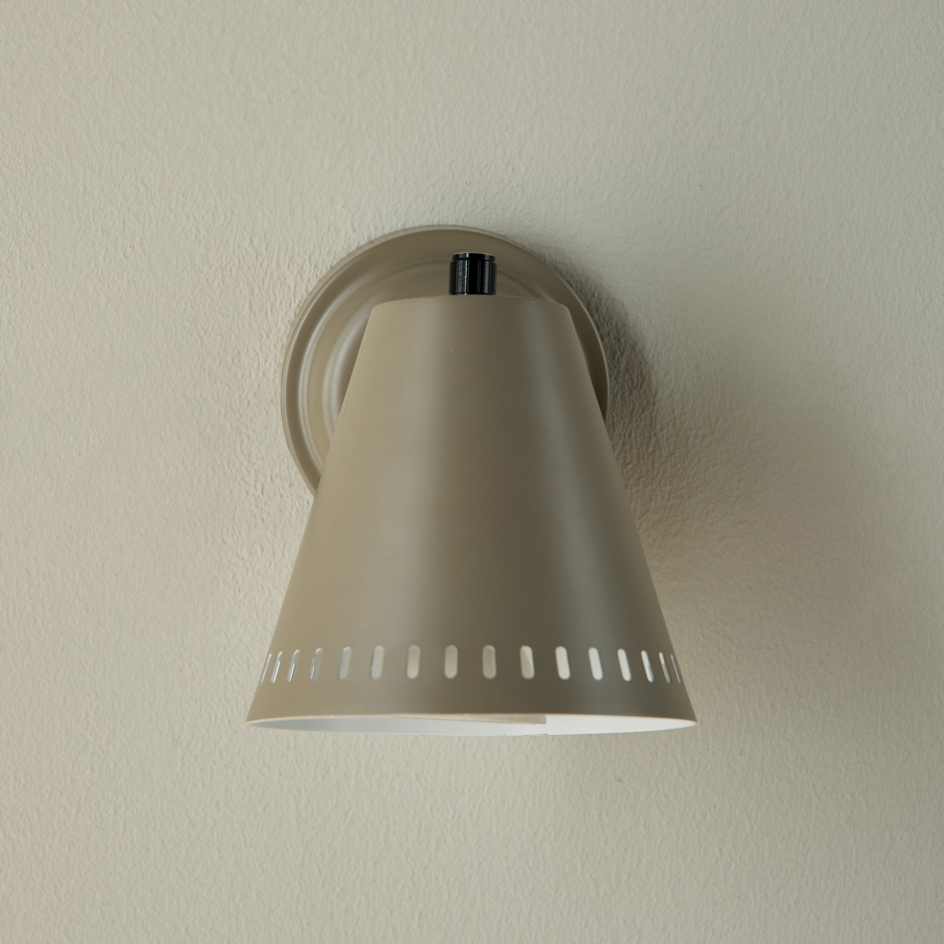Sheno Metal Wall Lamp-household-lighting-walllamps-image-2