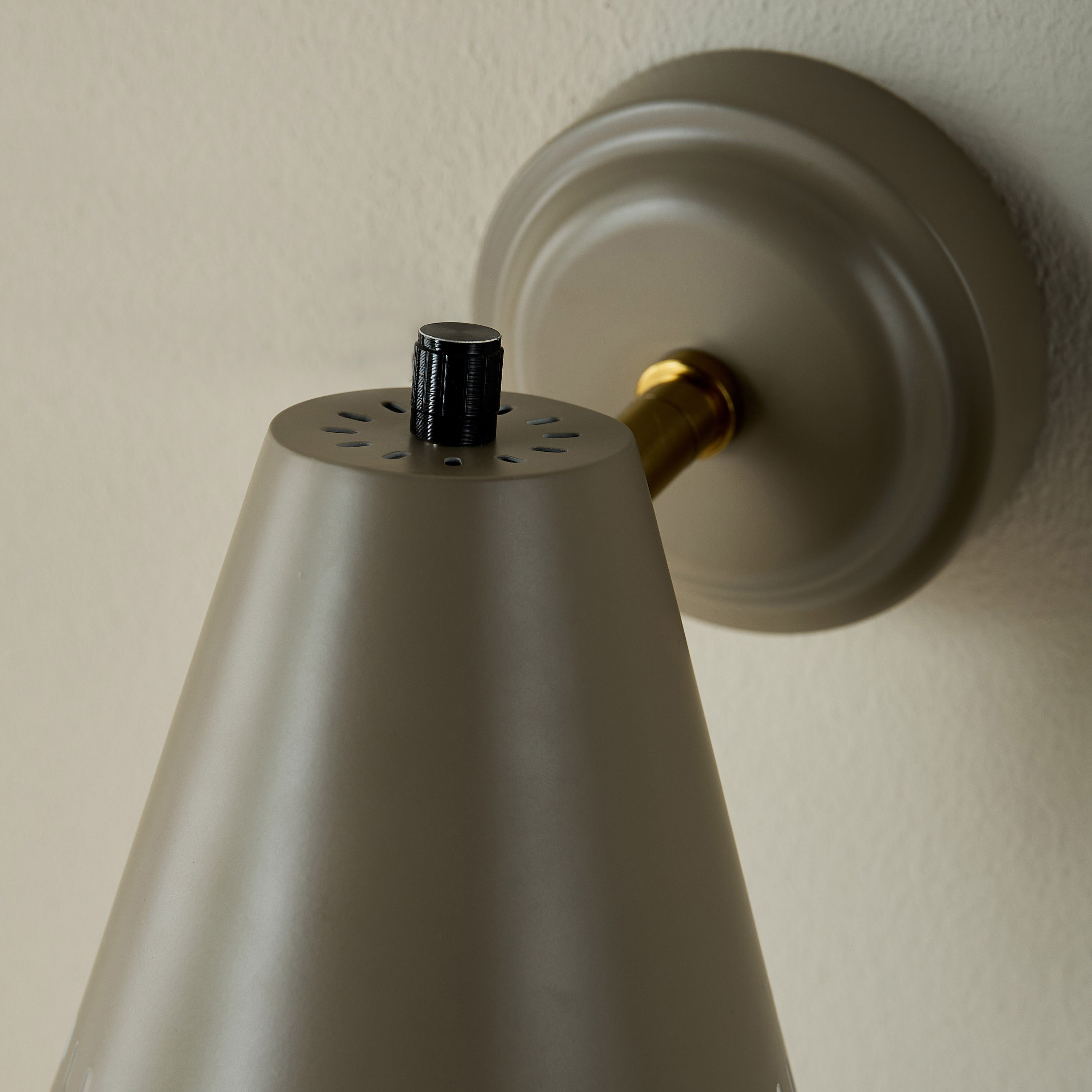 Sheno Metal Wall Lamp-household-lighting-walllamps-image-4