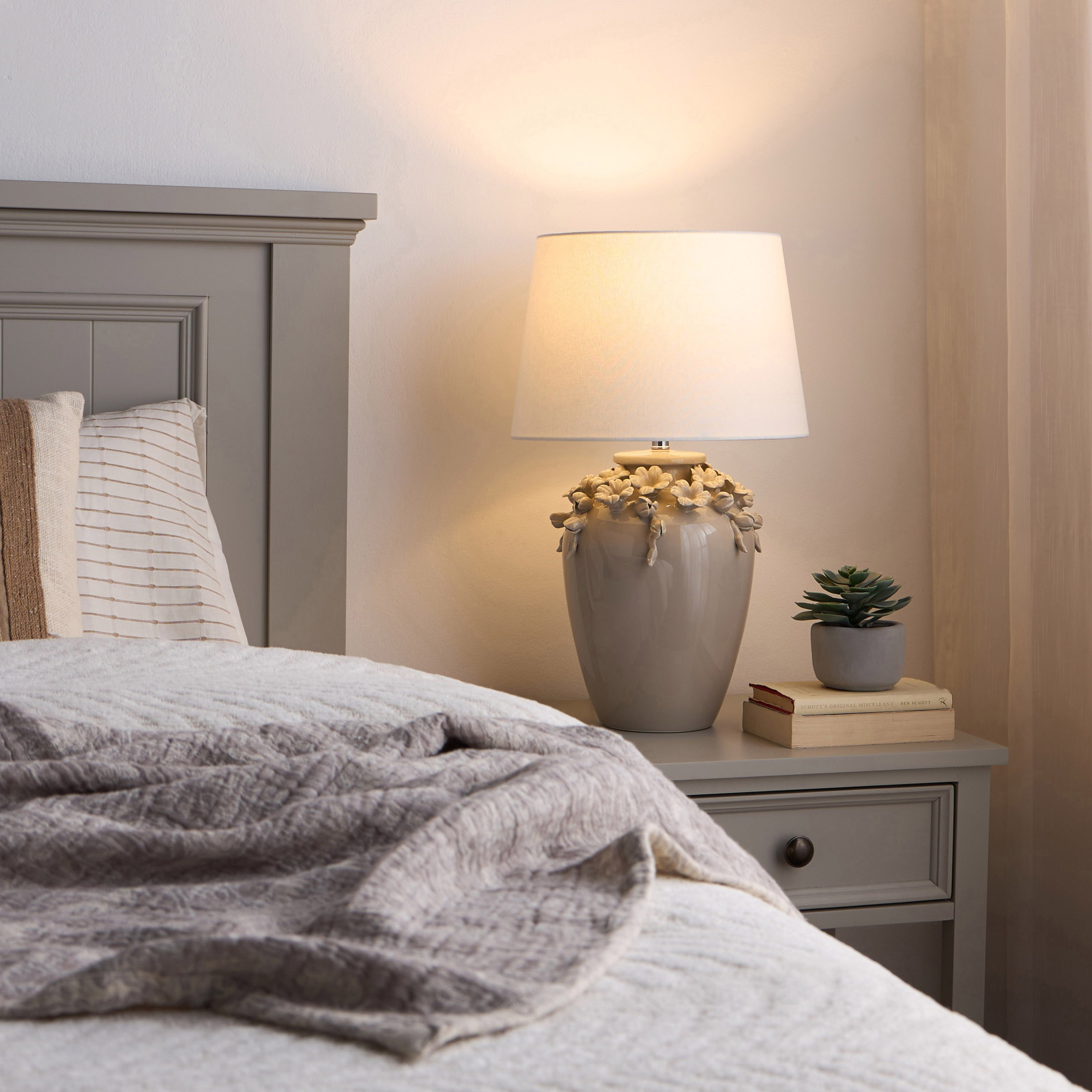 Vianne Ceramic Table Lamp - 55 cm-household-lighting-tableanddesklamps-image-5