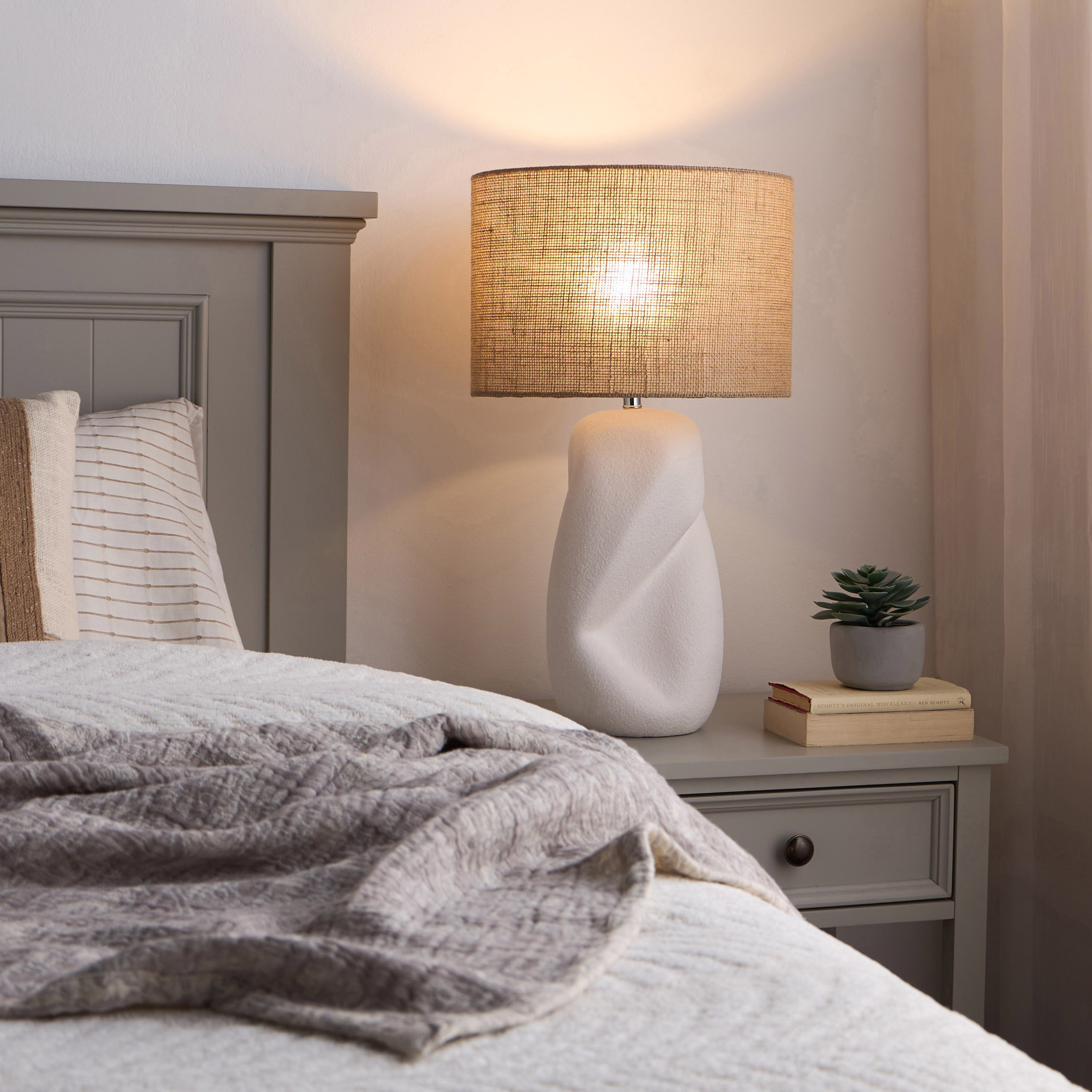 Breit Ceramic Table Lamp - 63 cm-household-lighting-tableanddesklamps-image-5