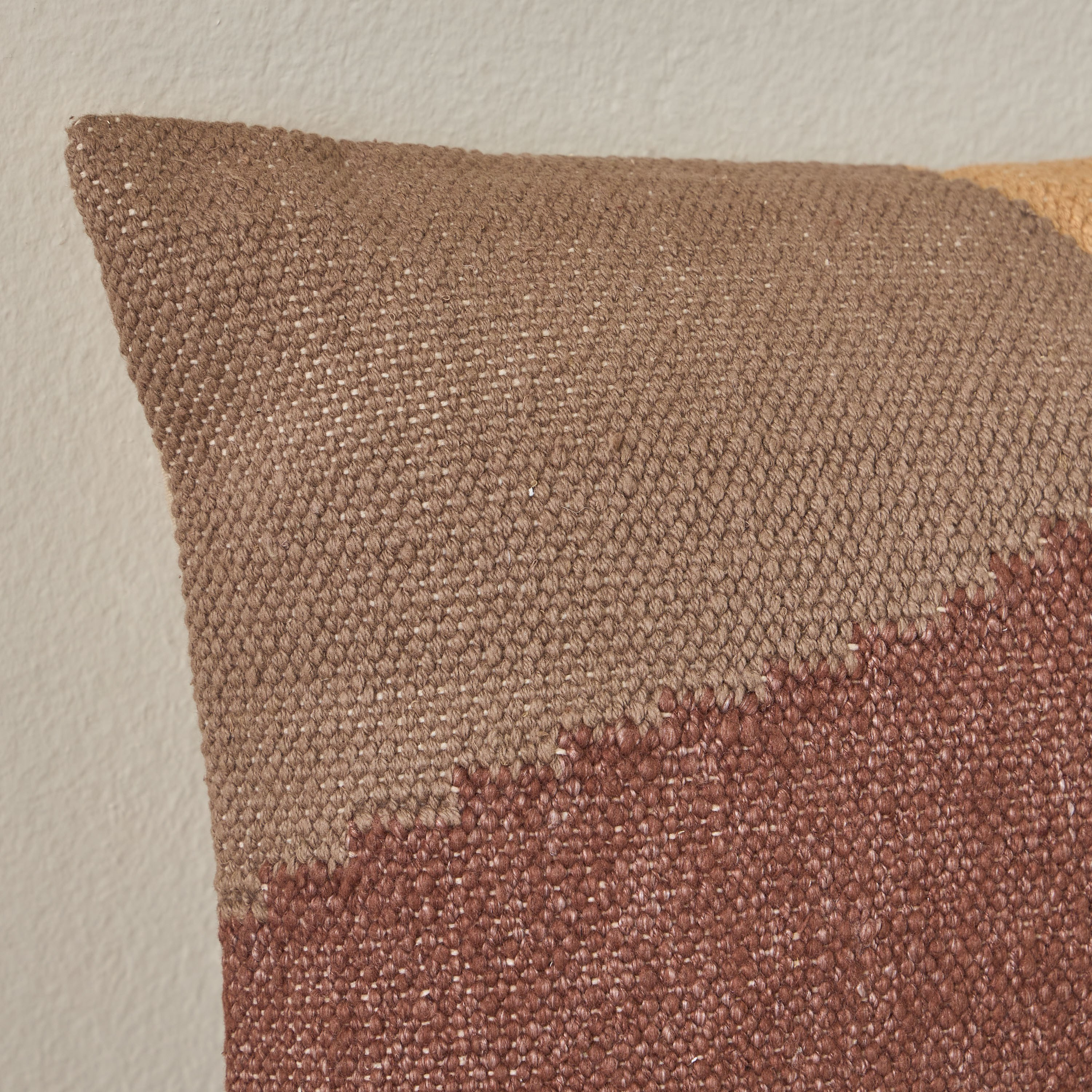 وسادة محشوة من الكتان محاكة يدويا - دايانا - 35x50 سم-household-cushionsandthrows-filledcushions-decorativecushions-image-2