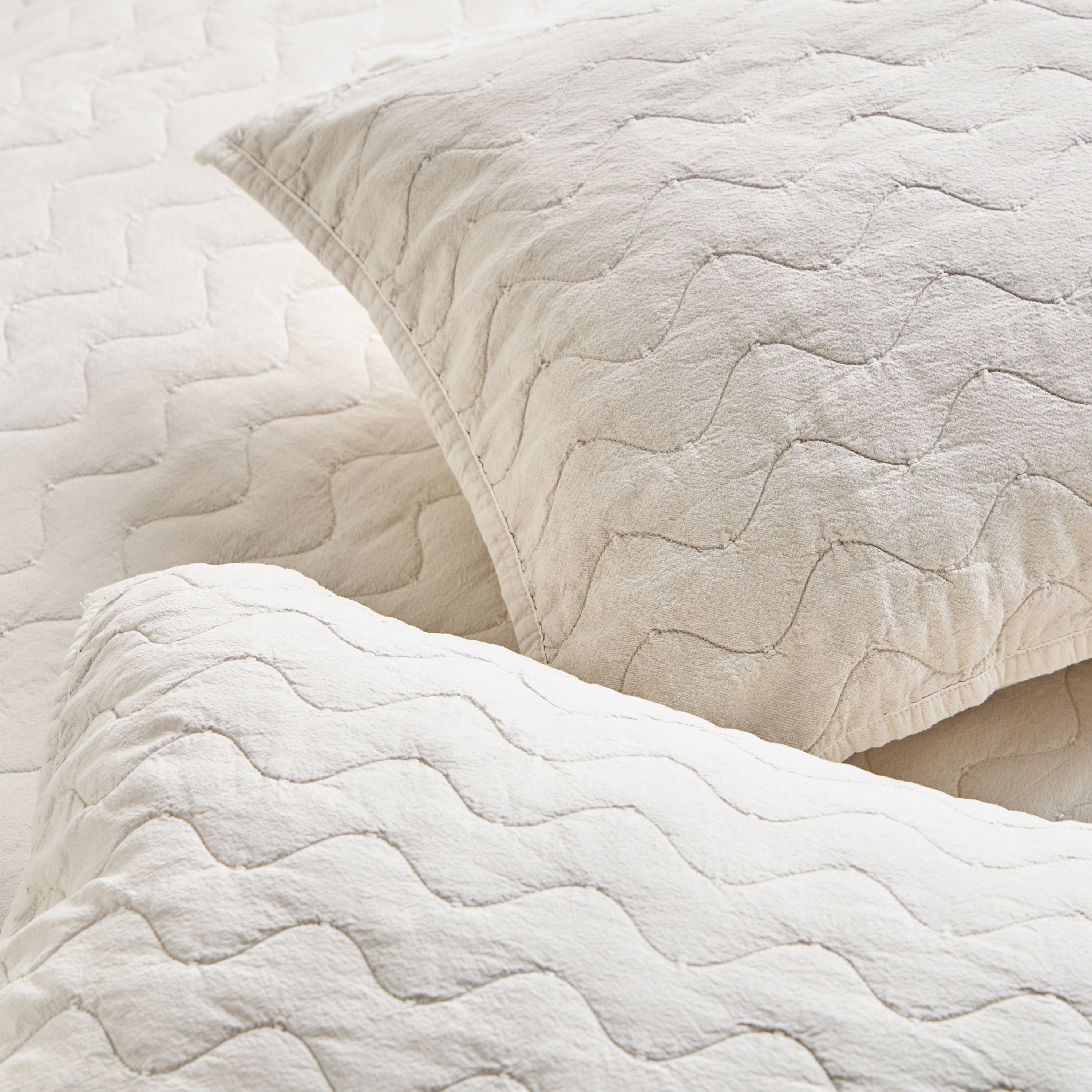Lino Quilted 3-Piece Super King Bedspread Set - 260x240 cm-household-bedding-comfortersandbedspreads-bedspreads-image-3