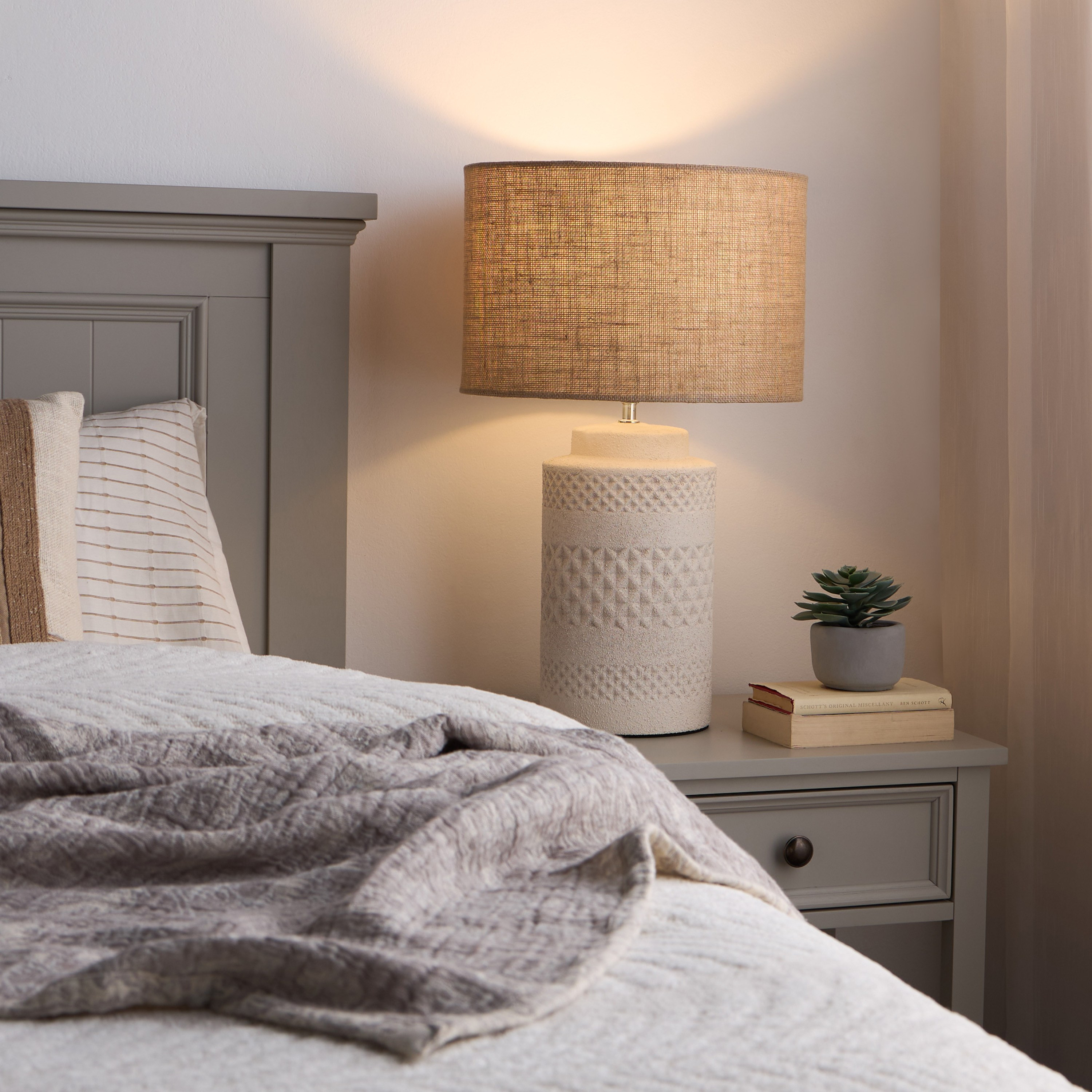 Gilda Ceramic Table Lamp - 61 cm-household-lighting-tableanddesklamps-image-5