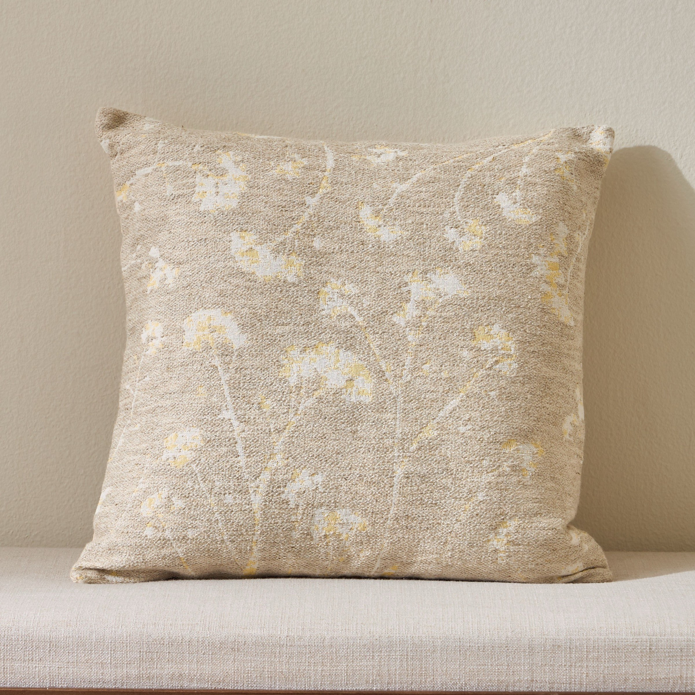 وسادة محشوة زهرية بارزة الملمس - إيفي - 50x50 سم-household-cushionsandthrows-filledcushions-decorativecushions-image-1