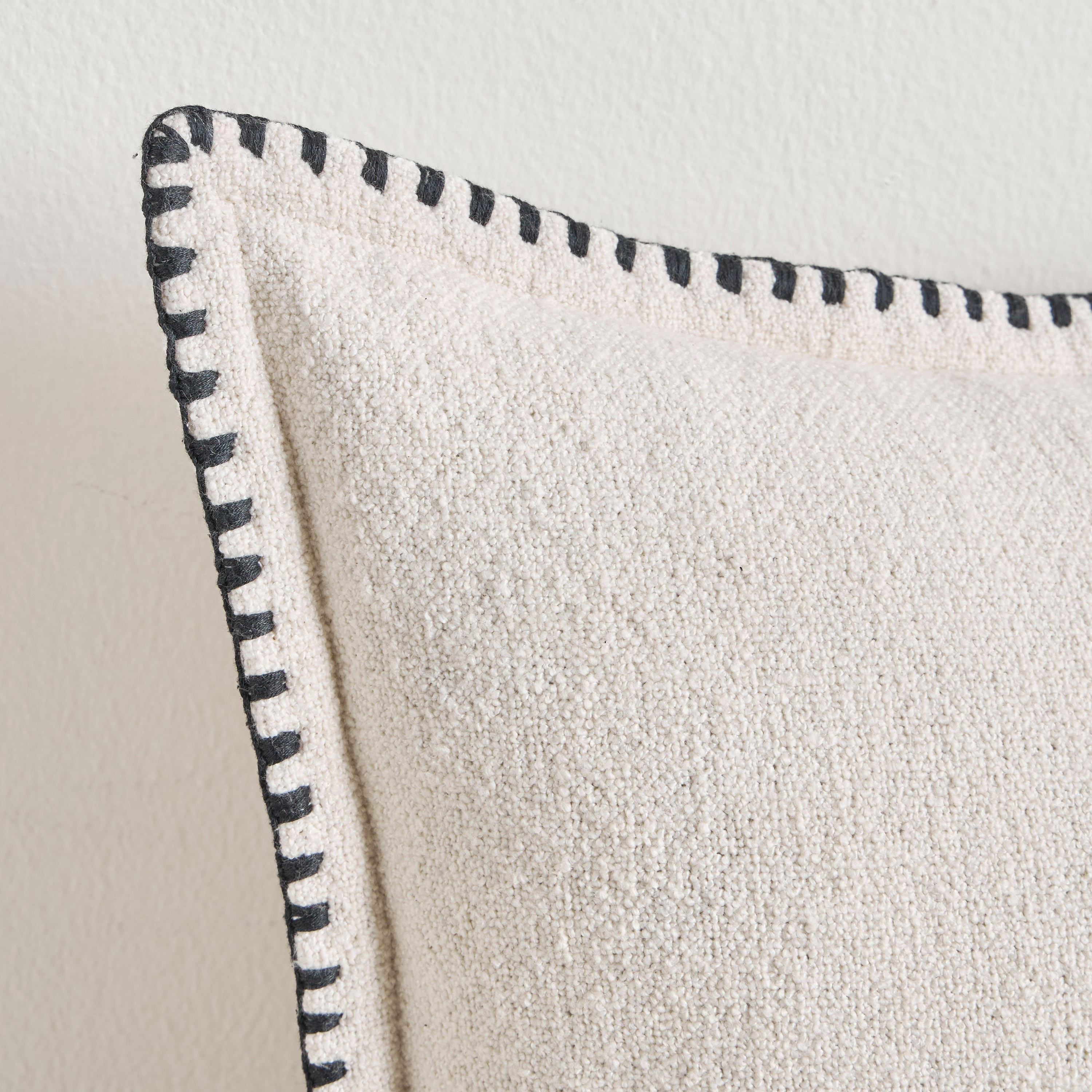 غلاف وسادة بحواف مدرّزة - جرادينت - 50x50 سم-household-cushionsandthrows-cushioncovers-image-2