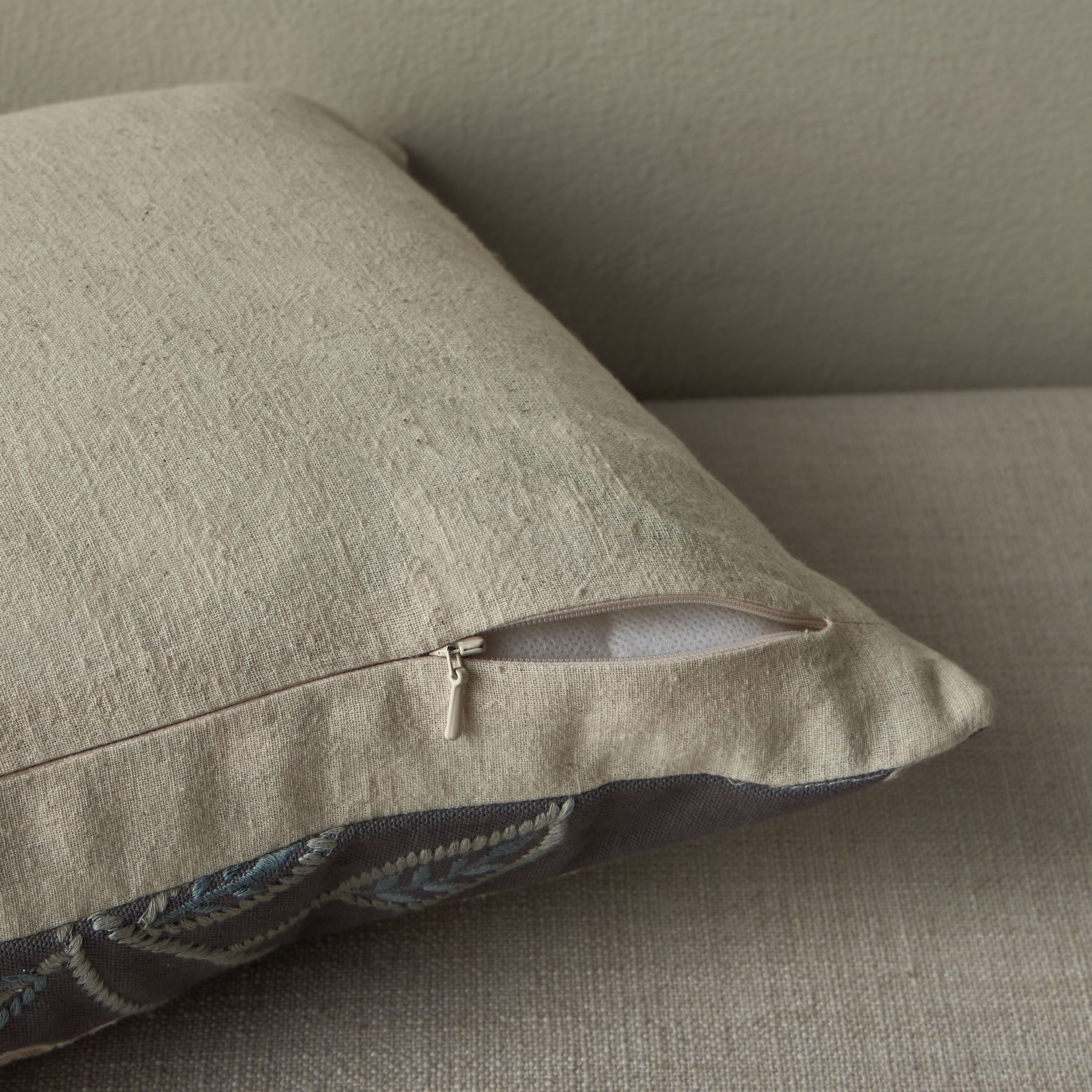 غطاء وسادة بتطريزات أزهار - كالينديولا - 30x50 سم-household-cushionsandthrows-cushioncovers-image-3