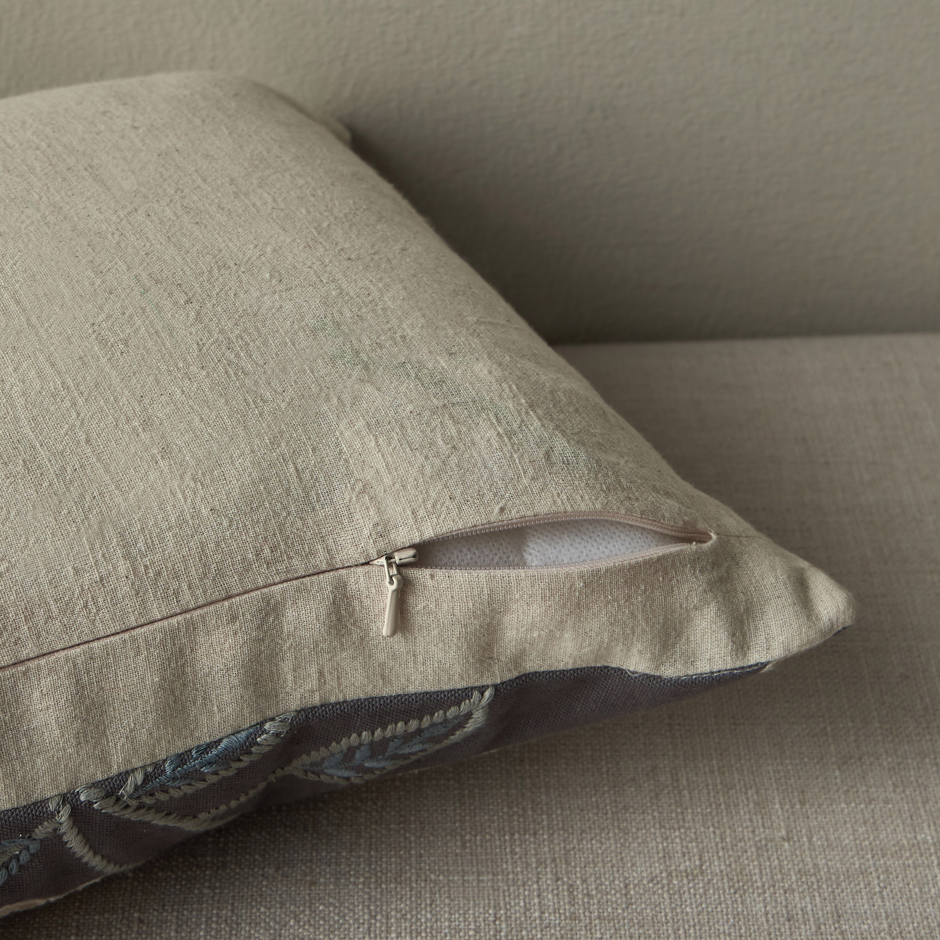 وسادة محشوة بتطريز أزهار - كاليندولا - 30x50 سم-household-cushionsandthrows-filledcushions-decorativecushions-image-3