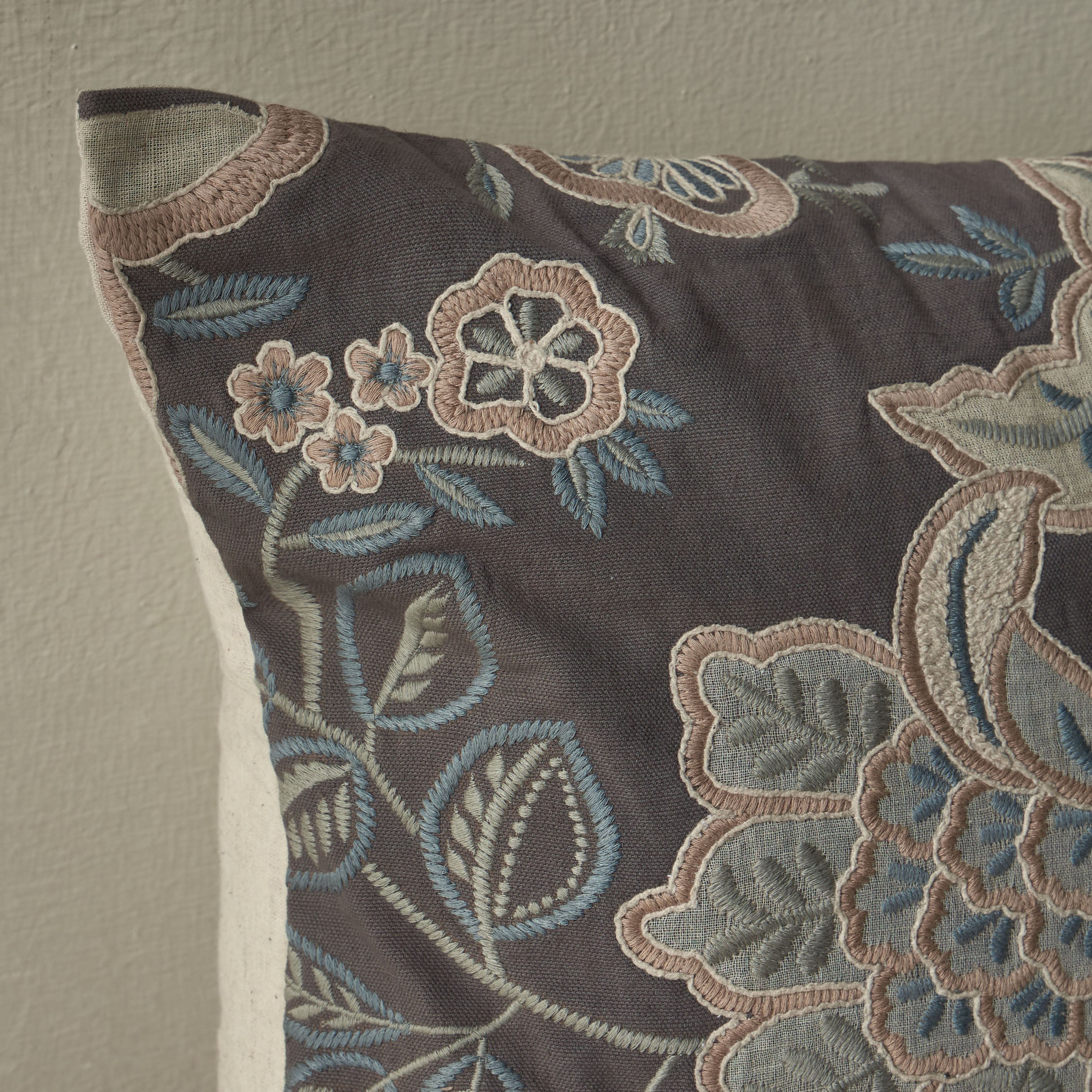 وسادة محشوة بتطريز أزهار - كاليندولا - 50x50 سم-household-cushionsandthrows-filledcushions-decorativecushions-image-2
