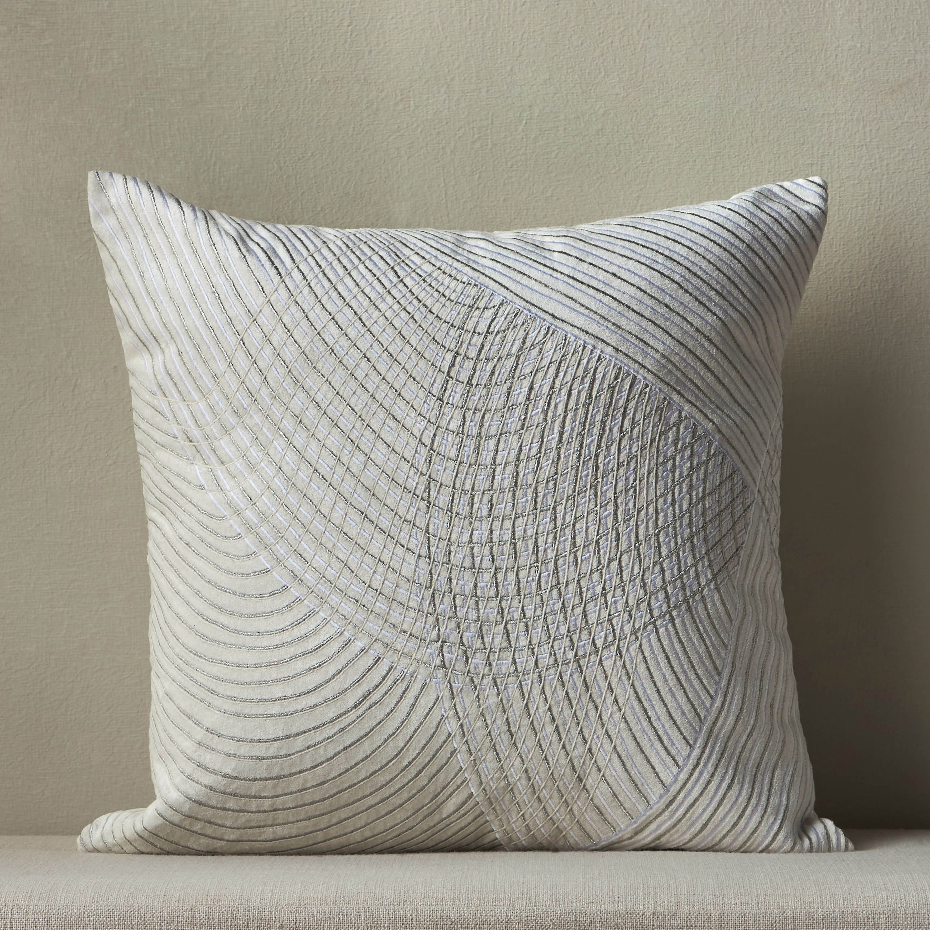 وسادة محشوة بتطريز مموج - فيرميليون - 50x50 سم-household-cushionsandthrows-filledcushions-decorativecushions-image-1