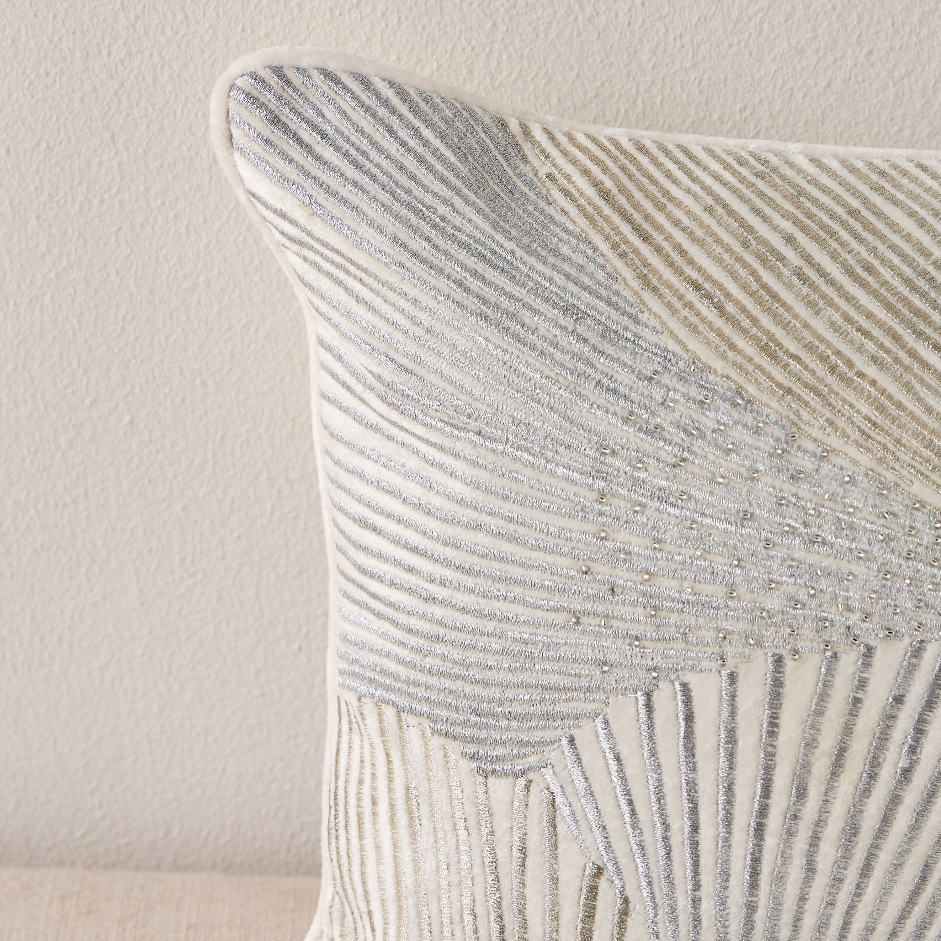 غطاء وسادة بتطريز صدفي - 30x50 سم-household-cushionsandthrows-cushioncovers-image-2