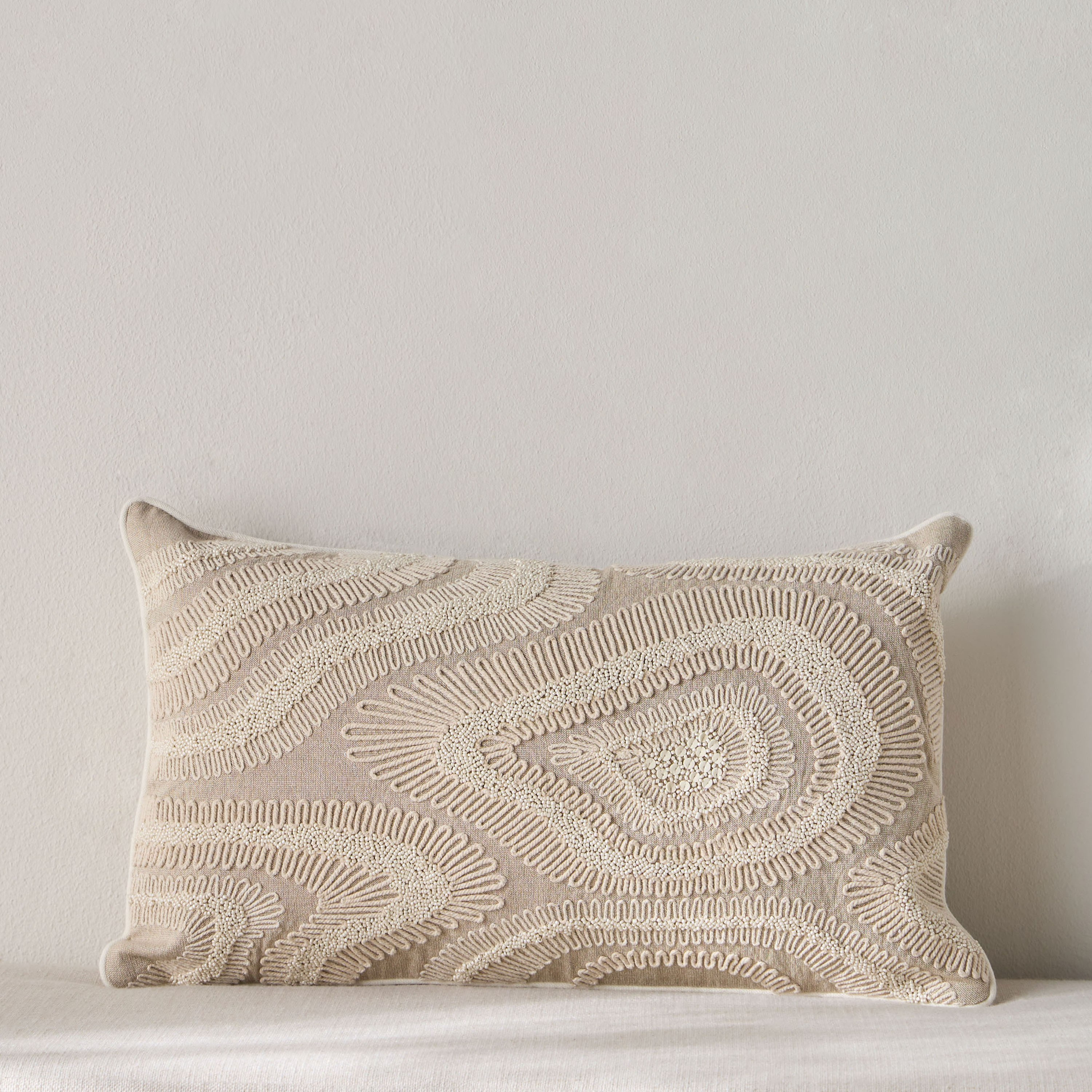 وسادة محشوة مطرزة - برافا - 30×50 سم-household-cushionsandthrows-filledcushions-decorativecushions-image-1