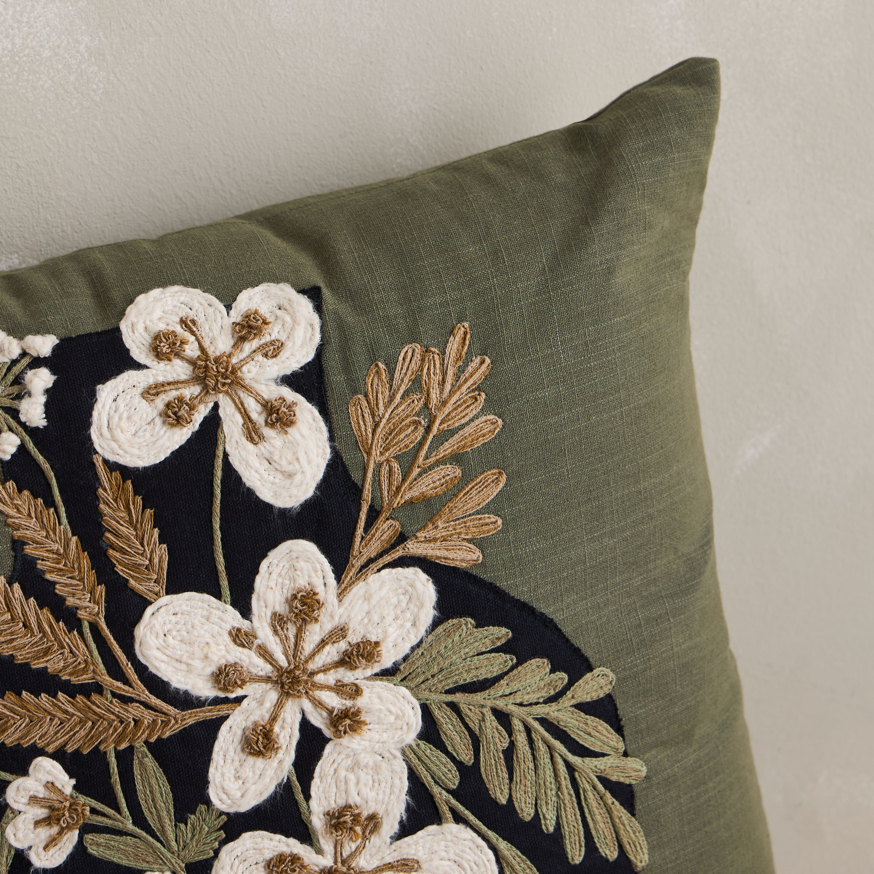 وسادة بتطريزات مزهرية - أليانا - 50x50 سم-household-cushionsandthrows-filledcushions-decorativecushions-image-2