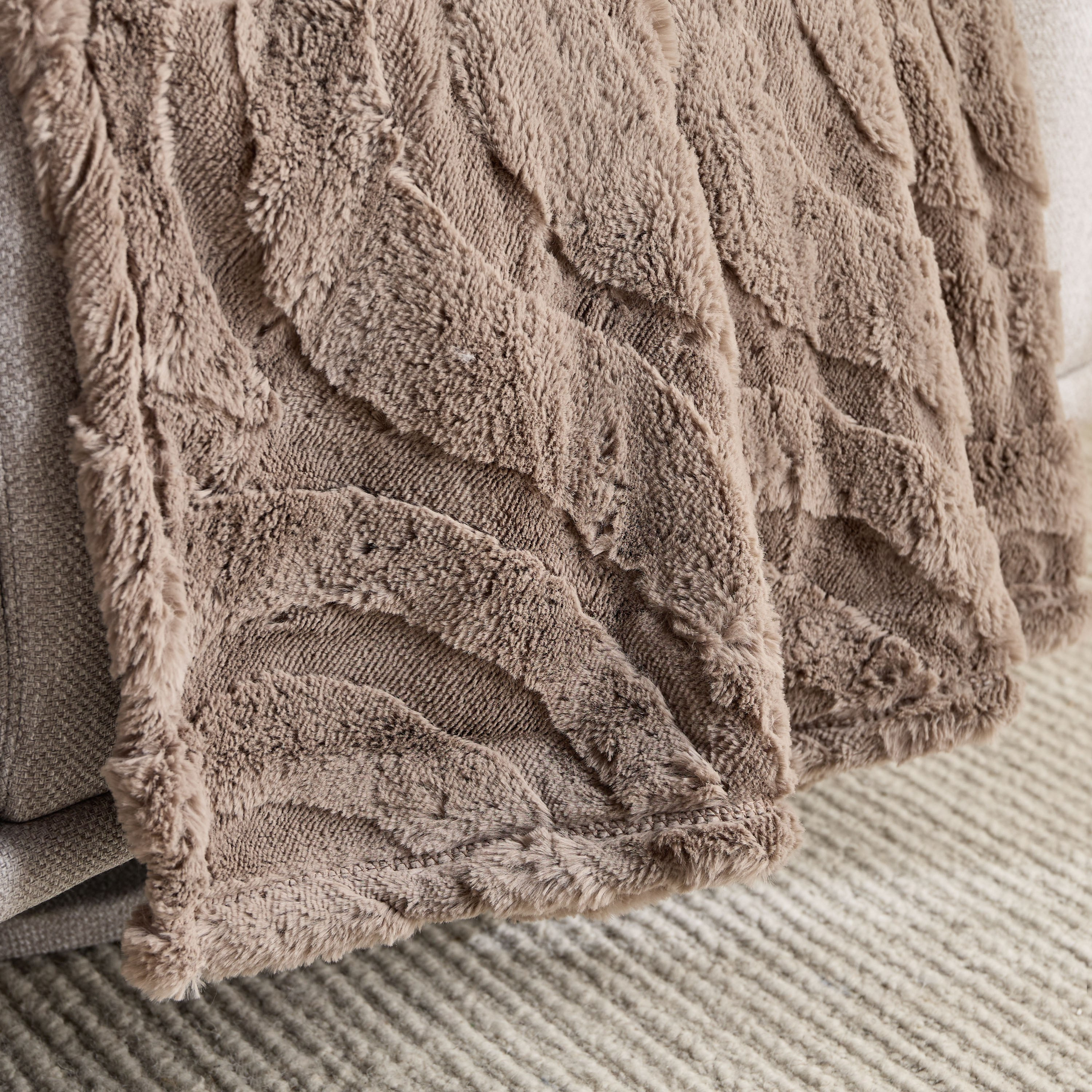 Reina Wave Rabbit Fur Queen Blanket - 200x240 cm-household-cushionsandthrows-throwsandblankets-blankets-image-2