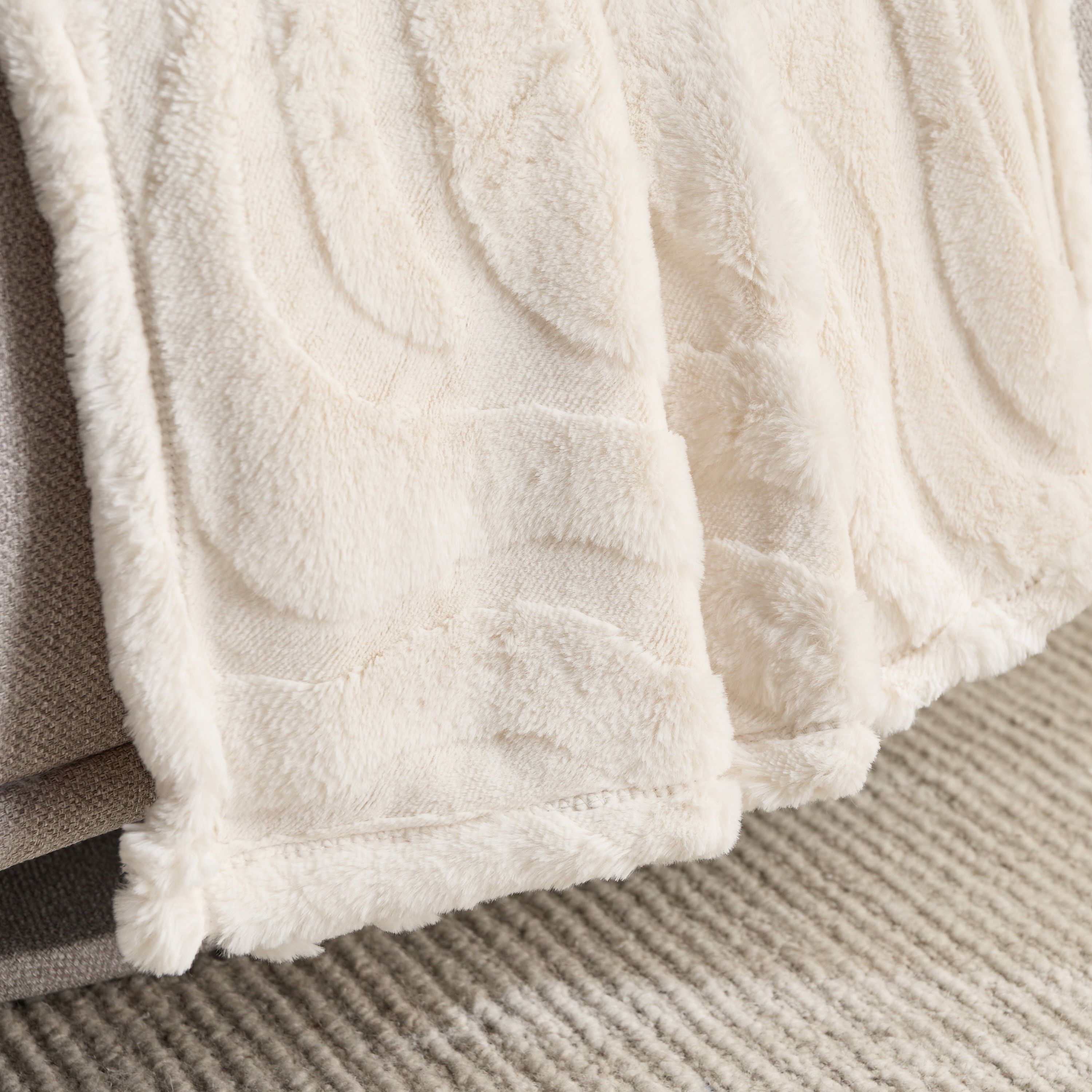 بطانية فردية مموجة من فرو الأرنب الصناعي - رينا - 150x200 سم-household-cushionsandthrows-throwsandblankets-blankets-image-2