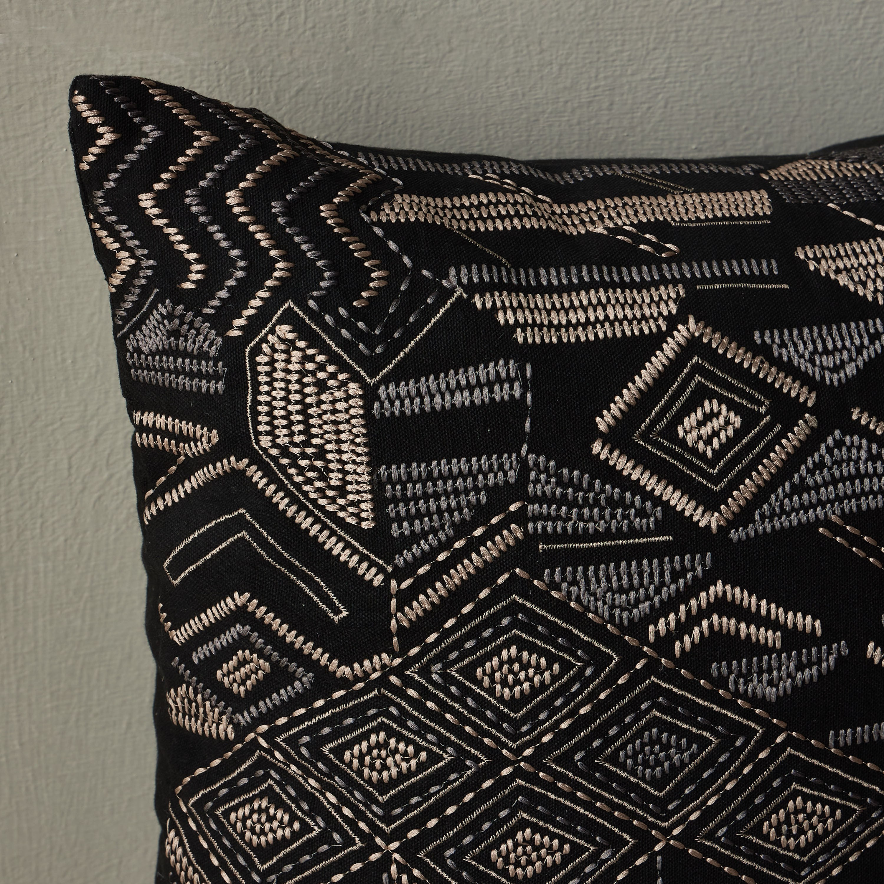 وسادة محشوة بتطريز هندسي - داكوتا - 50x50 سم-household-cushionsandthrows-filledcushions-decorativecushions-image-2