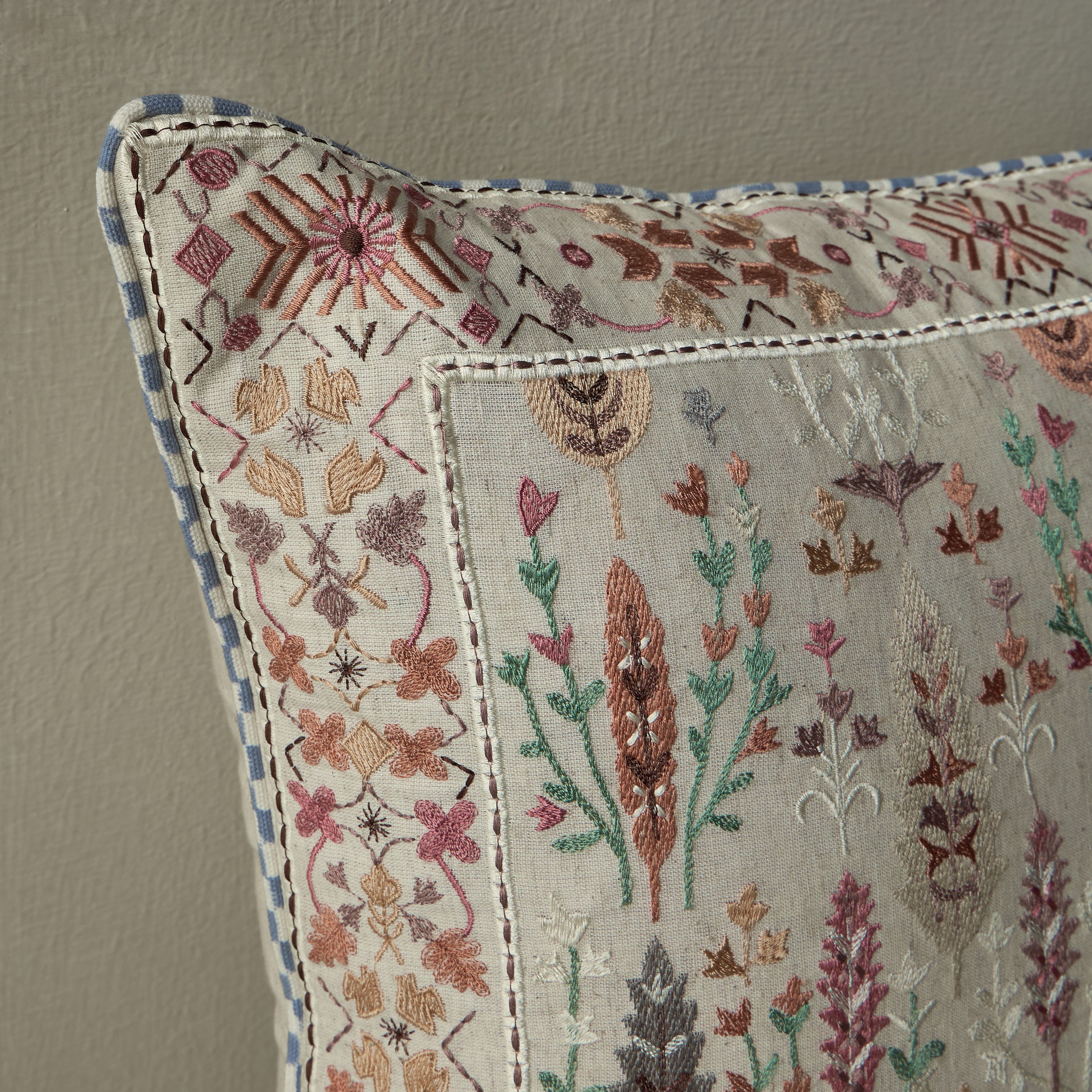 وسادة محشوة مطرزة - شارباغ - 50x50 سم-household-cushionsandthrows-filledcushions-decorativecushions-image-2