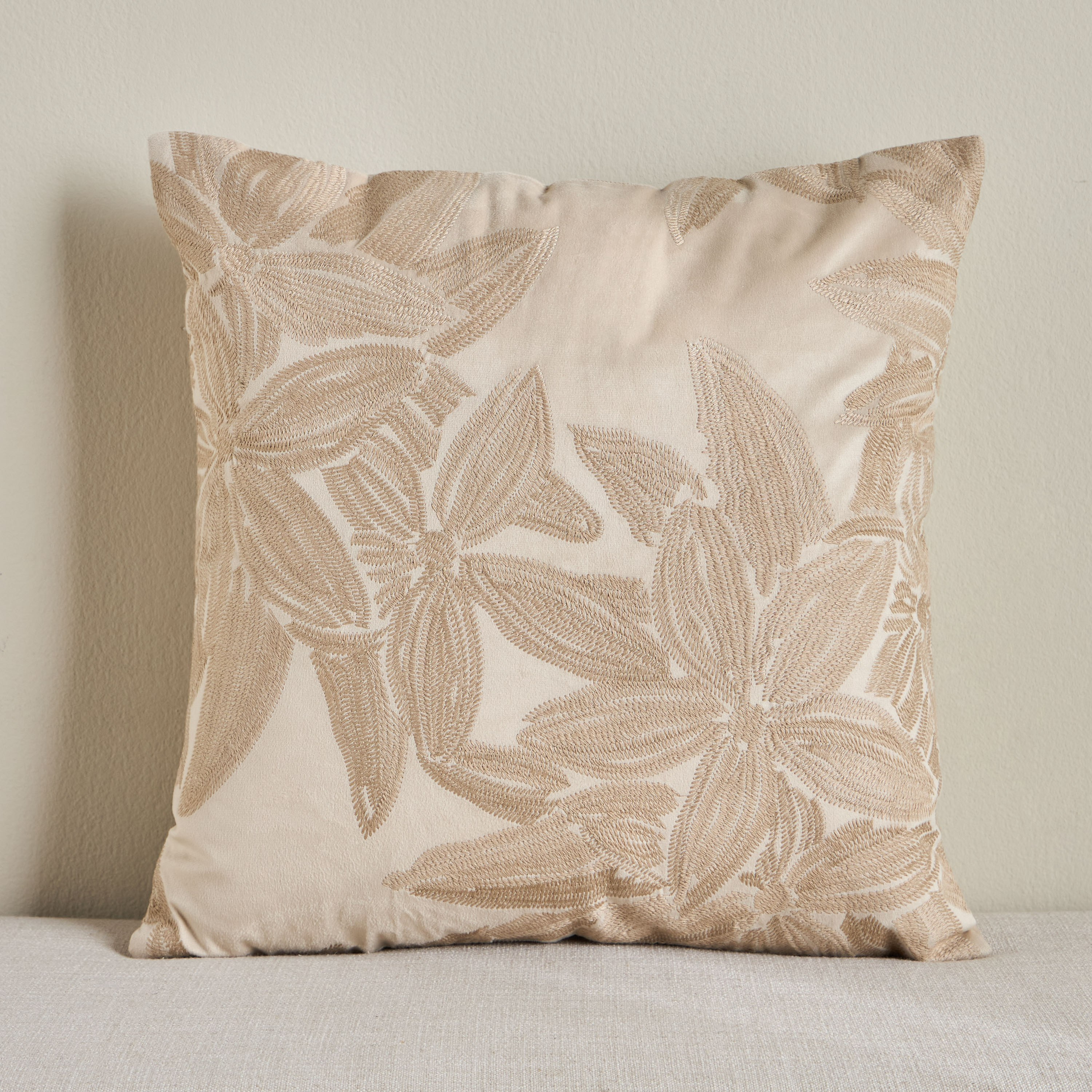 وسادة محشوة بتطريز أوراق الشجر - بوغ - 50x50 سم-household-cushionsandthrows-filledcushions-decorativecushions-image-1