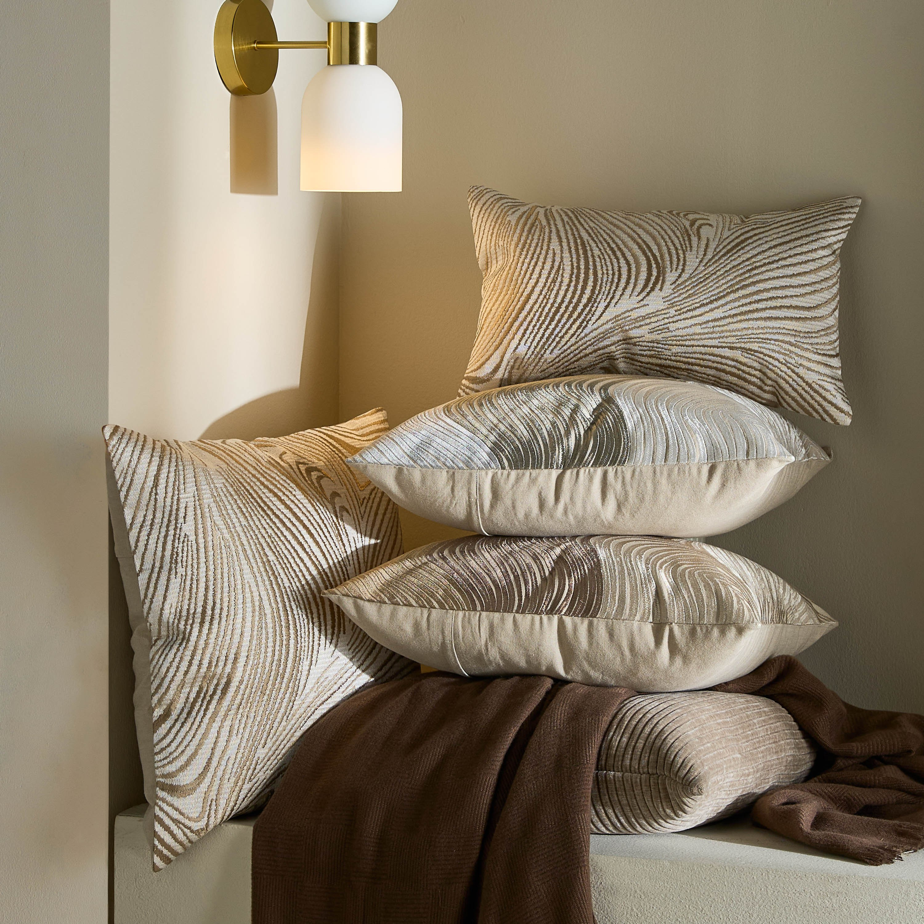 وسادة محشوة مطرّزة بنمط موجة - هاكوبا وينتر- 30×50 سم-household-cushionsandthrows-filledcushions-decorativecushions-image-5