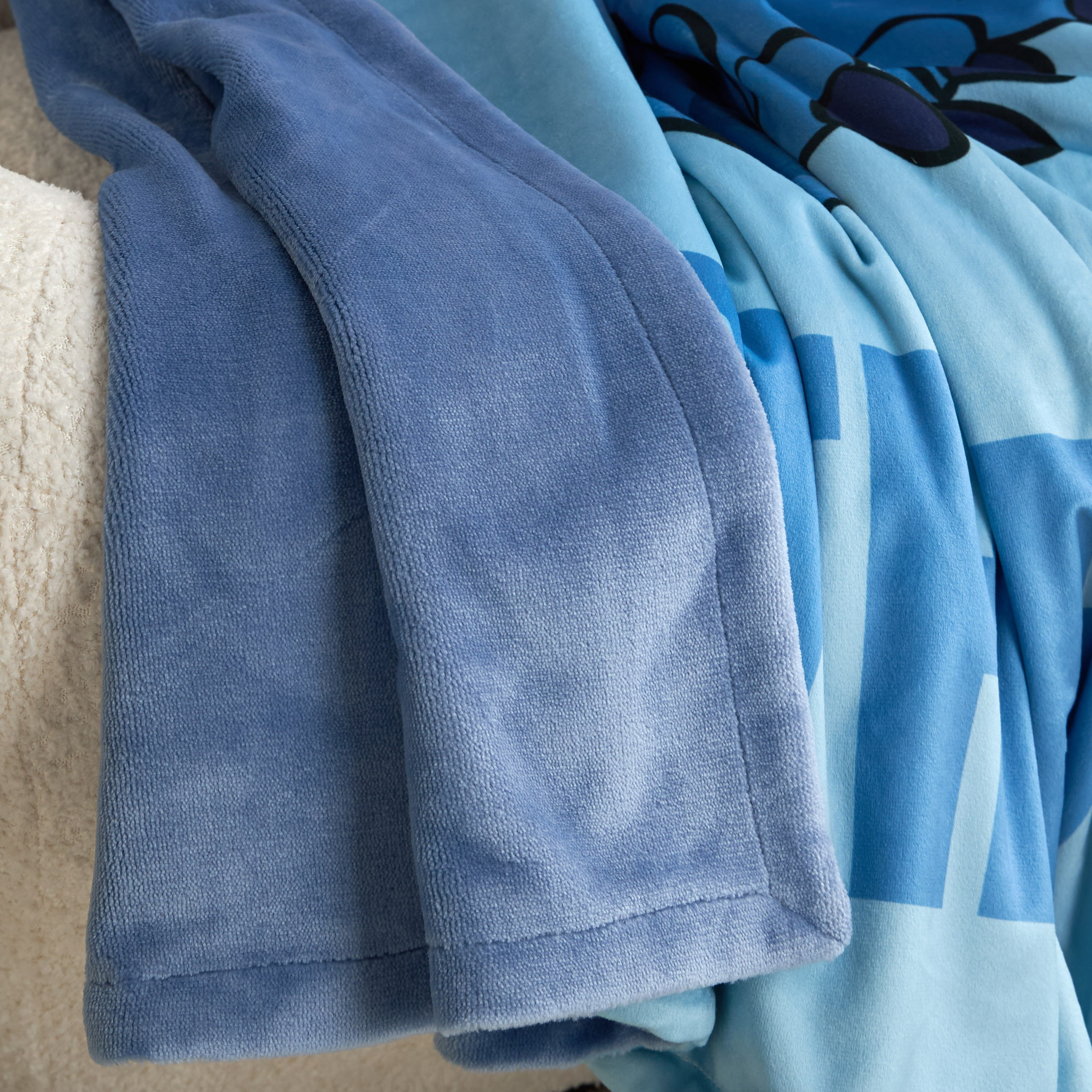 Stitch Flannel Blanket - 150x200 cm-babyandkids-beddingandwindows-bedding-blanketsandquilts-image-2