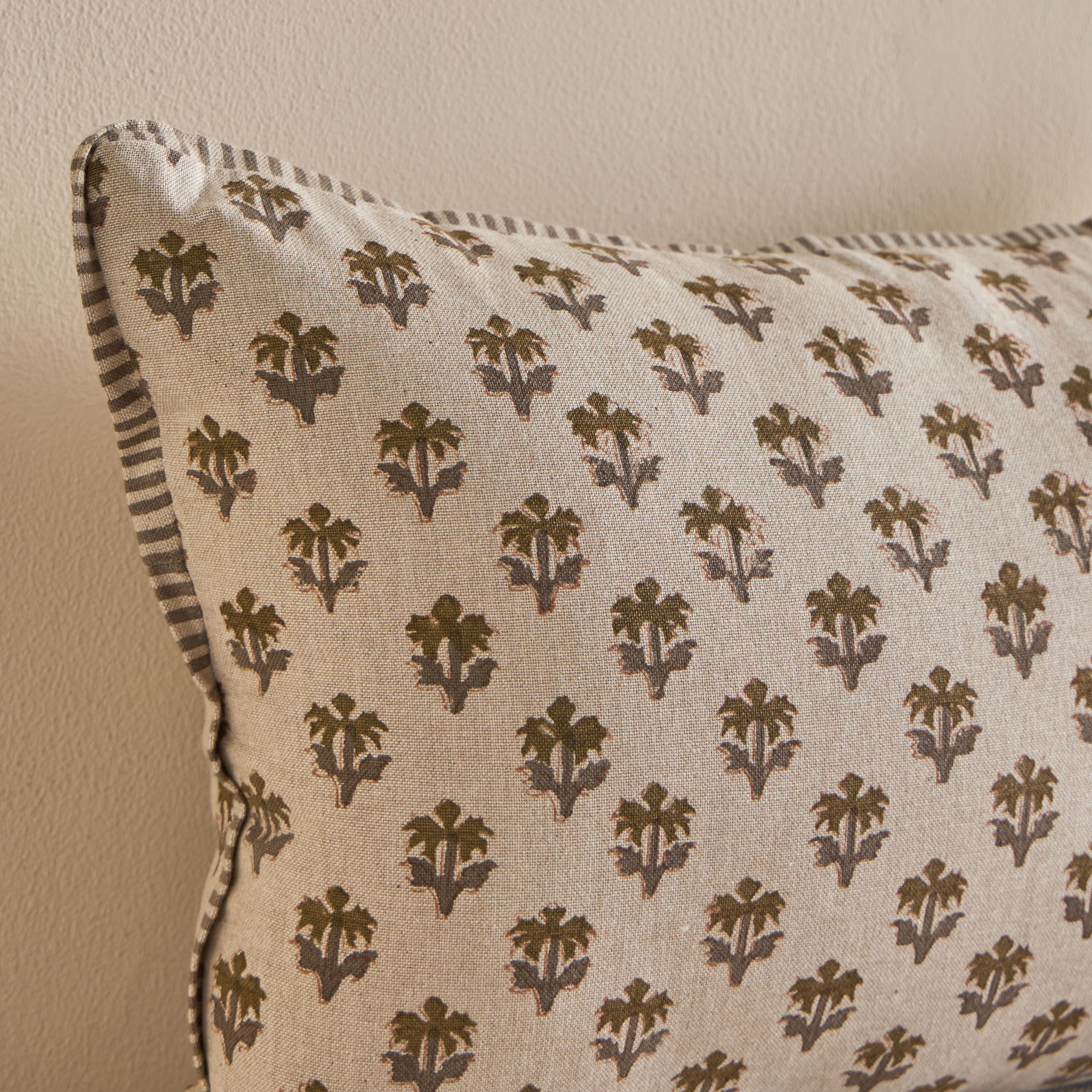 غطاء وسادة بطبعات - أراس خروس - 30×45 سم-household-cushionsandthrows-cushioncovers-image-2
