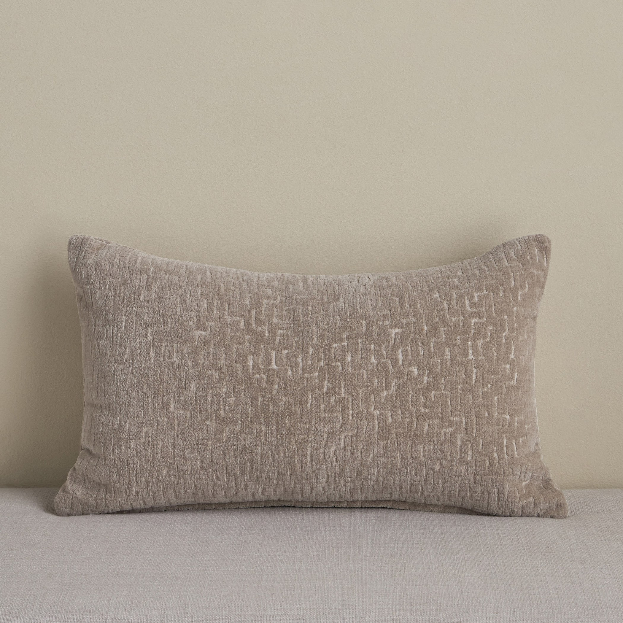 وسادة  محشوة جاكار- سولينا - 50x30 سم-household-cushionsandthrows-filledcushions-decorativecushions-image-1