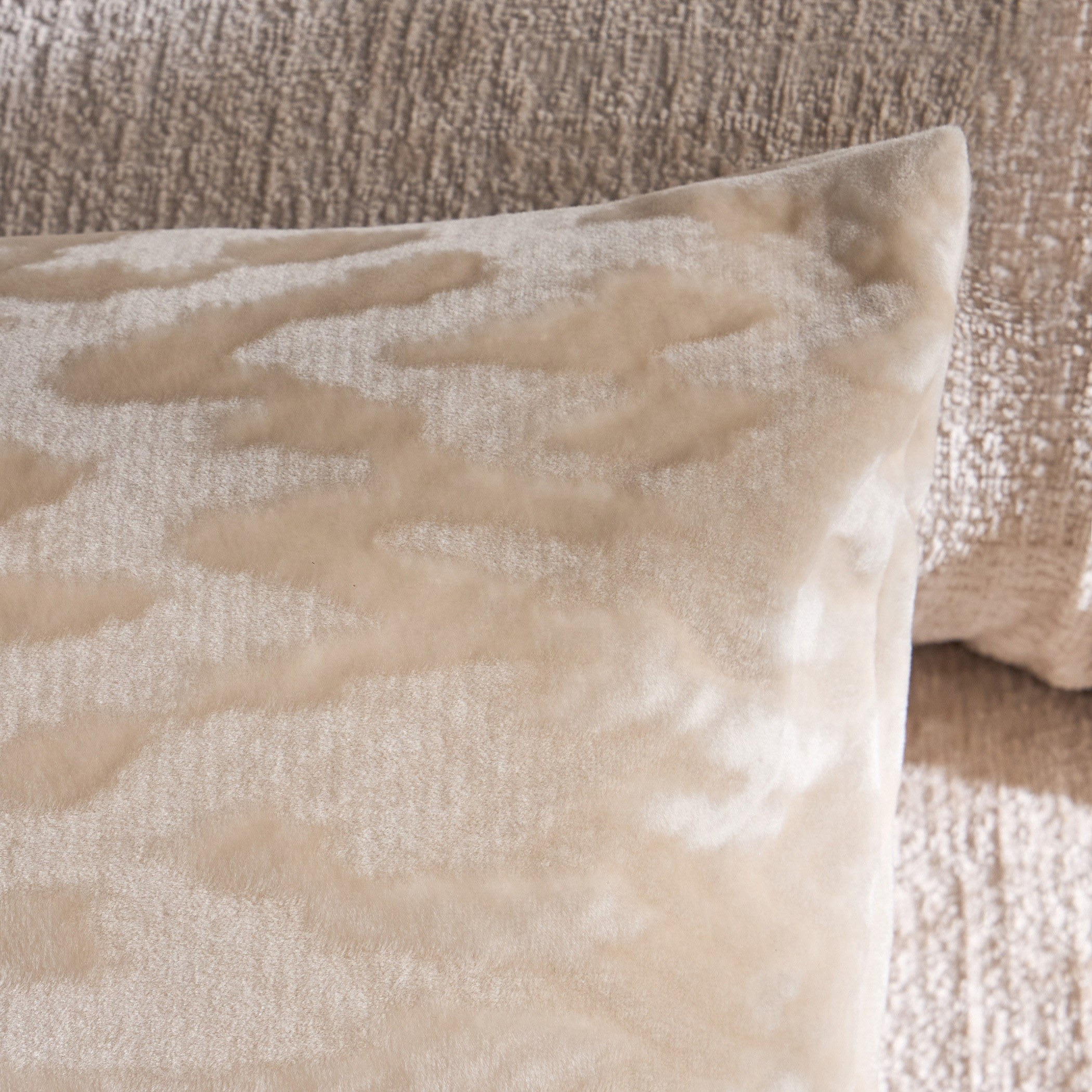 Giuliana Heringbone Press Filled Cushion - 30x50 cm-household-cushionsandthrows-filledcushions-decorativecushions-image-2