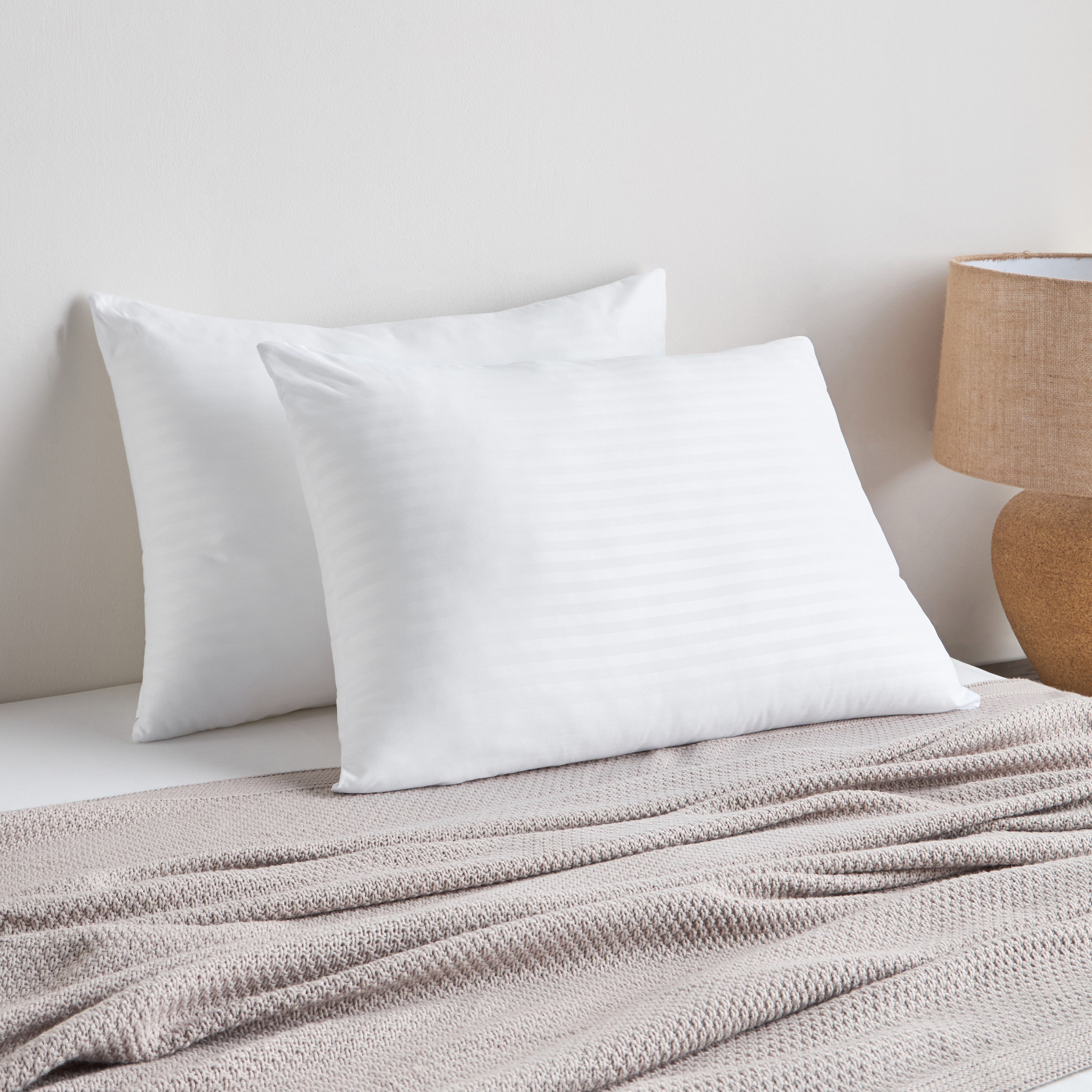 طقم وسادة بديل الريش قطعتين بنقوش مخططة - ‎50×75 سم‎-household-bedding-pillows-image-1