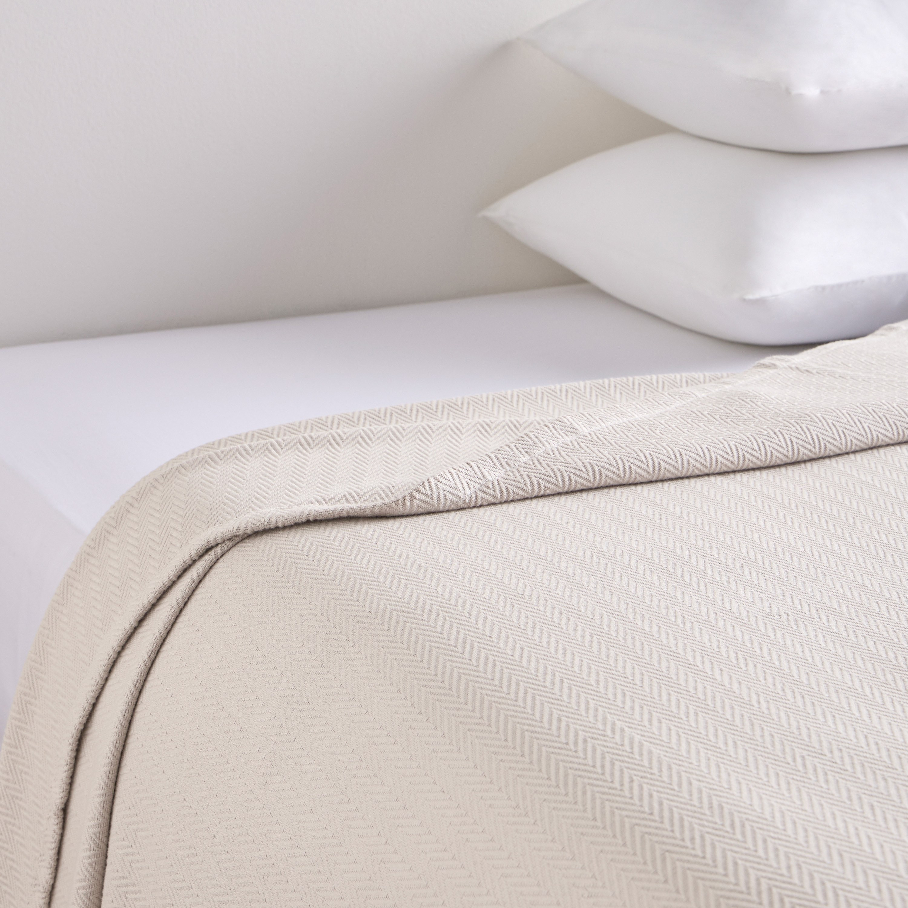 مفرش سرير كينج جاكار بنقوش هيرينغبون - القطن المصري - 240×260 سم-household-bedding-comfortersandbedspreads-bedspreads-image-1