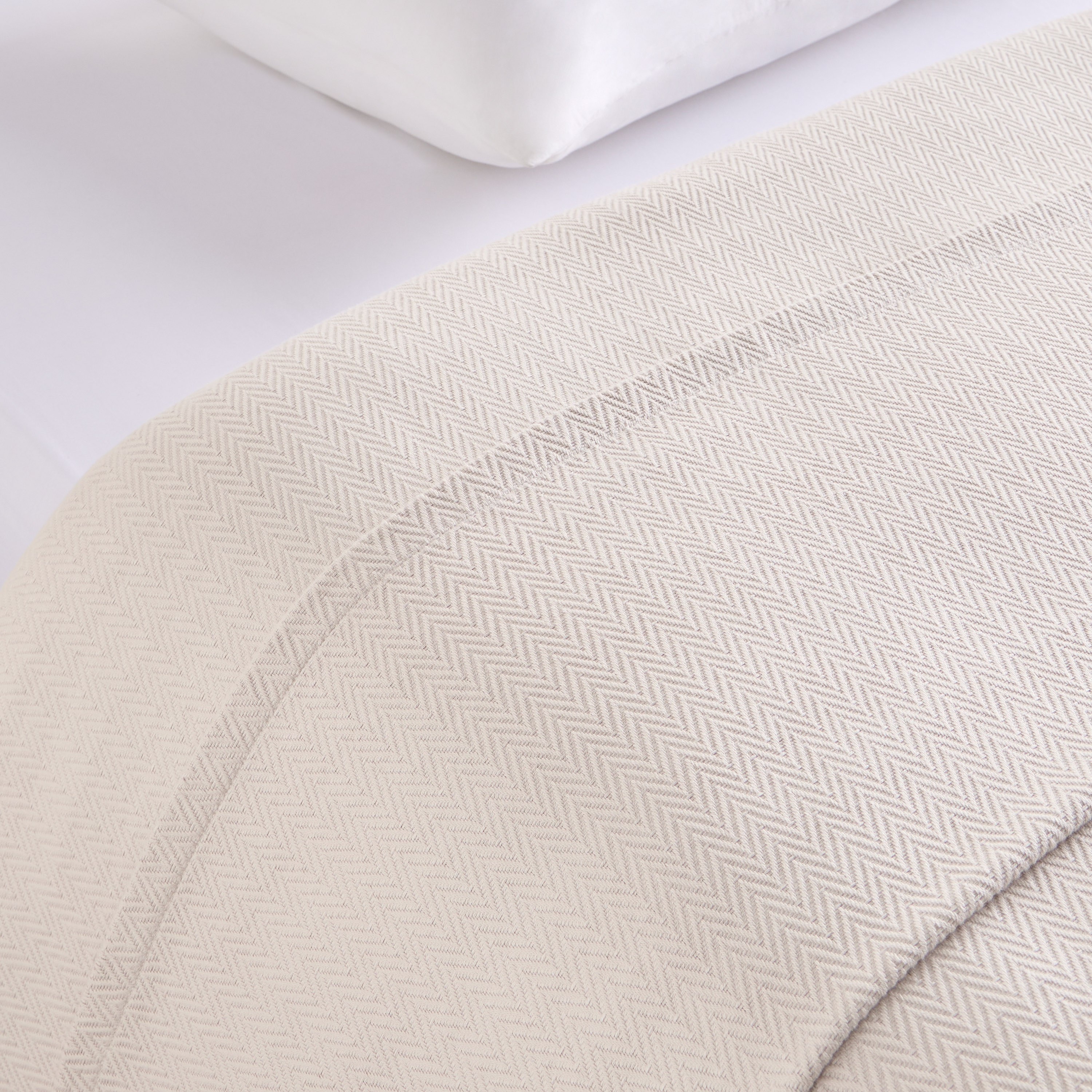 مفرش سرير كينج جاكار بنقوش هيرينغبون - القطن المصري - 240×260 سم-household-bedding-comfortersandbedspreads-bedspreads-image-3