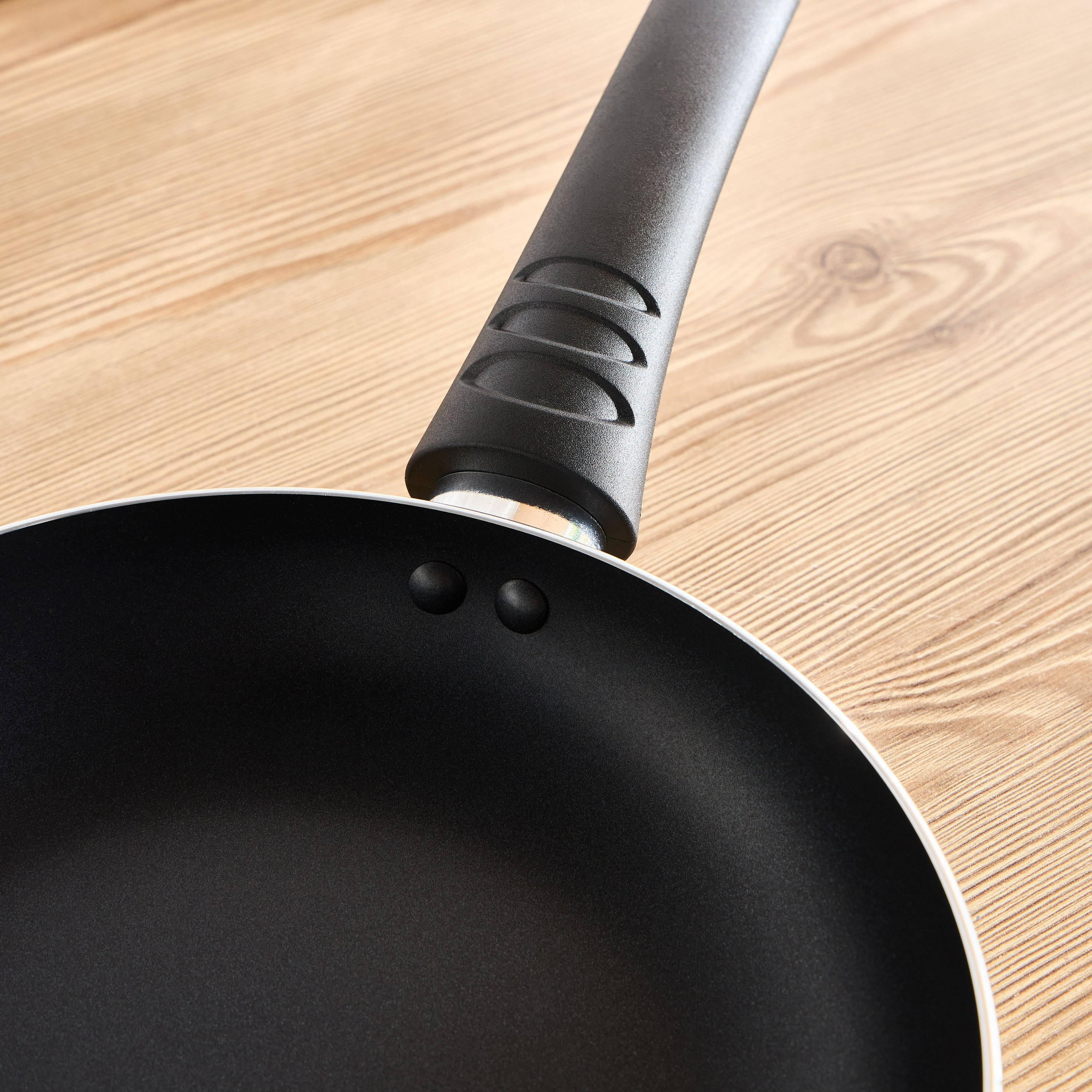 مقلاة ألومنيوم غير لاصقة  إسنشيالز بريسد - بيكرز سيكريت - 24 سم-household-kitchen-cookware-potsandpans-image-2