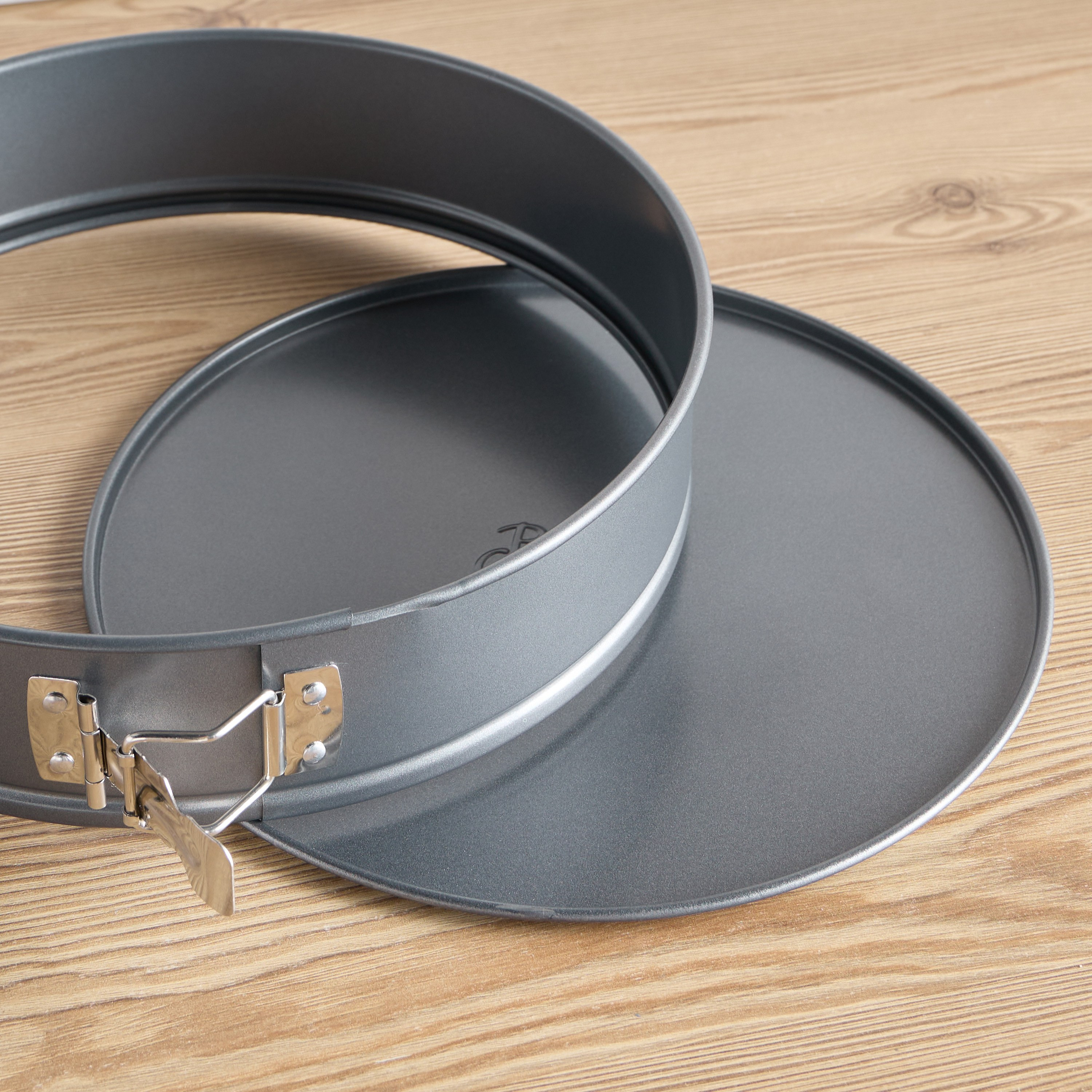 Betty Crocker Carbon Steel Spring Form Cake Pan - 28 cm-household-kitchen-bakeware-bakingpansandmoulds-image-2